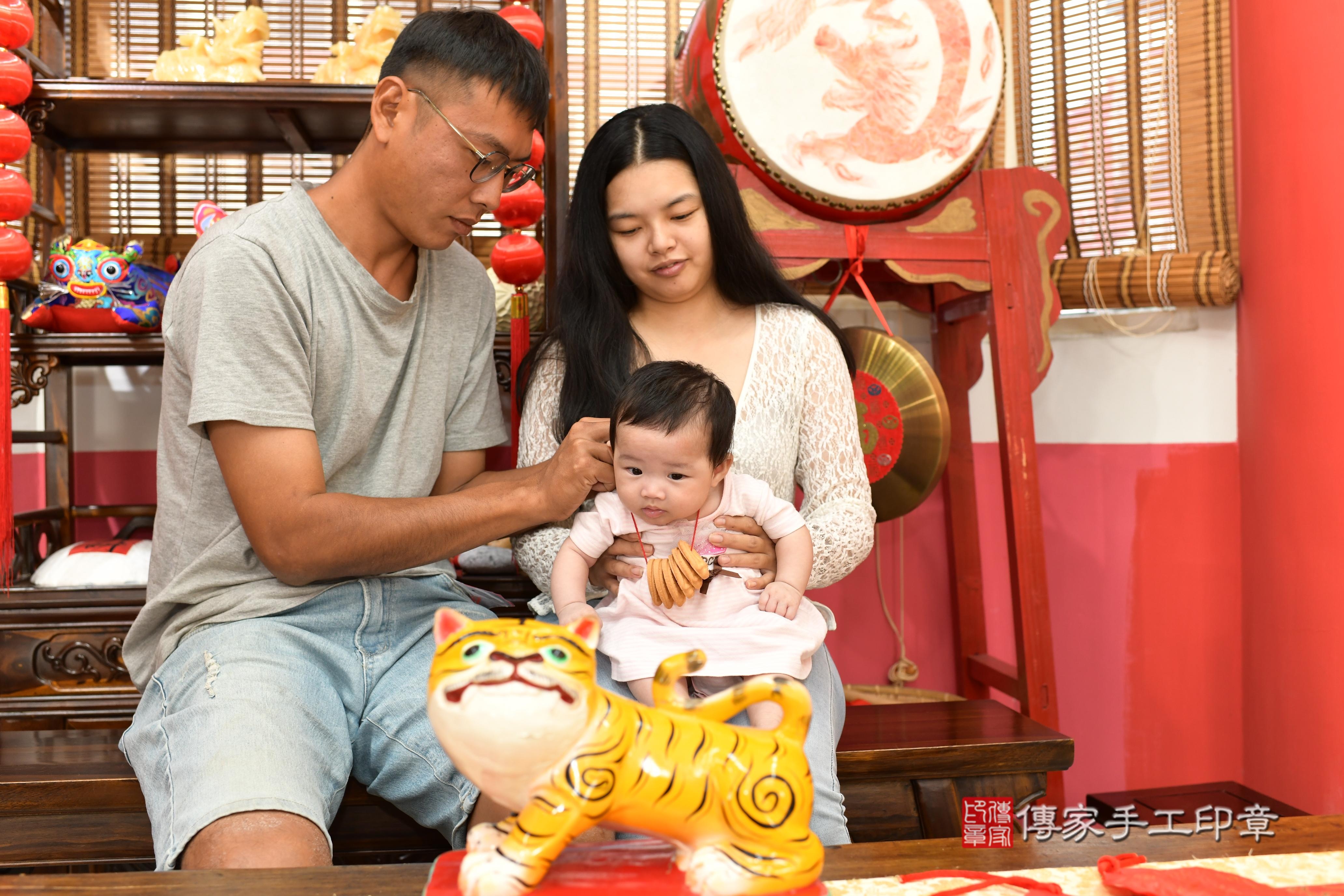 傳家手工印章高雄店、抓周、度脺、中國風會場、傳家嬰兒古禮、吉祥話、抓周道具物品24種、拍照。抓周證書。寶寶抓周、滿周歲、生日快樂、祝福 傳家手工印章高雄店、抓周、度脺、中國風會場、傳家嬰兒古禮、吉祥話、抓周道具物品24種、拍照。抓周證書。寶寶抓周、滿周歲、生日快樂、祝福