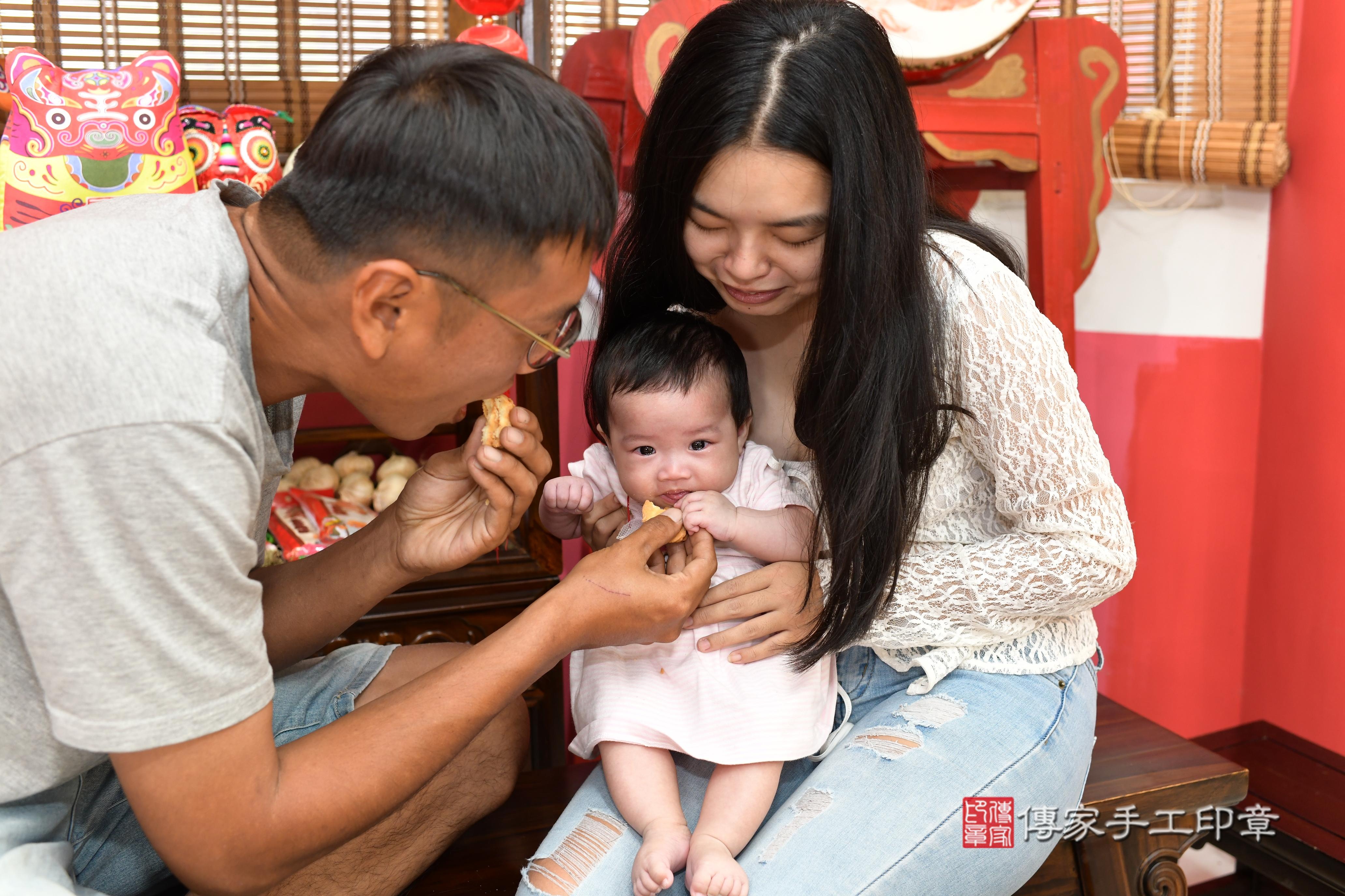 傳家手工印章高雄店、抓周、度脺、中國風會場、傳家嬰兒古禮、吉祥話、抓周道具物品24種、拍照。抓周證書。寶寶抓周、滿周歲、生日快樂、祝福 傳家手工印章高雄店、抓周、度脺、中國風會場、傳家嬰兒古禮、吉祥話、抓周道具物品24種、拍照。抓周證書。寶寶抓周、滿周歲、生日快樂、祝福