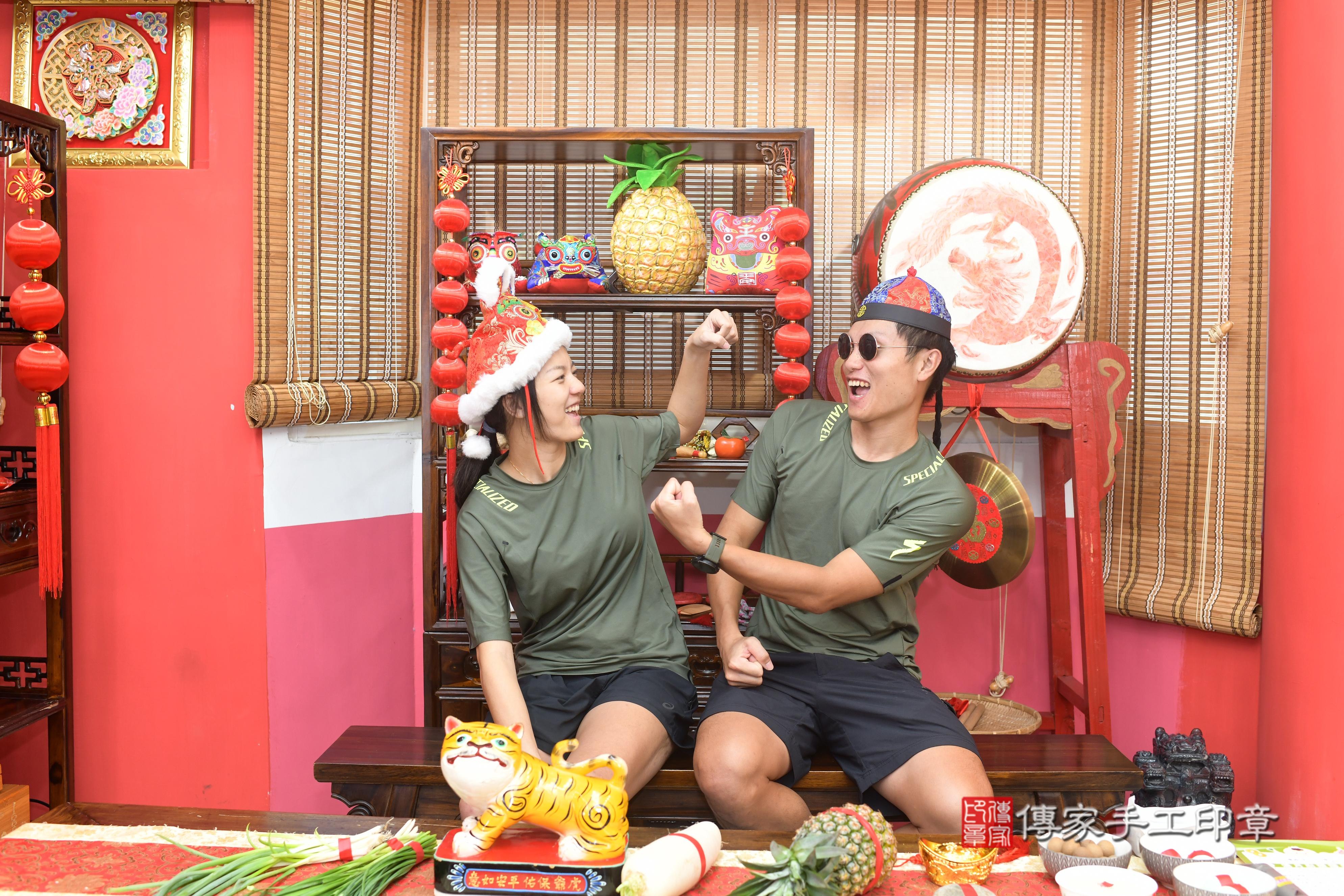 傳家手工印章高雄店、抓周、度脺、中國風會場、傳家嬰兒古禮、吉祥話、抓周道具物品24種、拍照。抓周證書。寶寶抓周、滿周歲、生日快樂、祝福 傳家手工印章高雄店、抓周、度脺、中國風會場、傳家嬰兒古禮、吉祥話、抓周道具物品24種、拍照。抓周證書。寶寶抓周、滿周歲、生日快樂、祝福