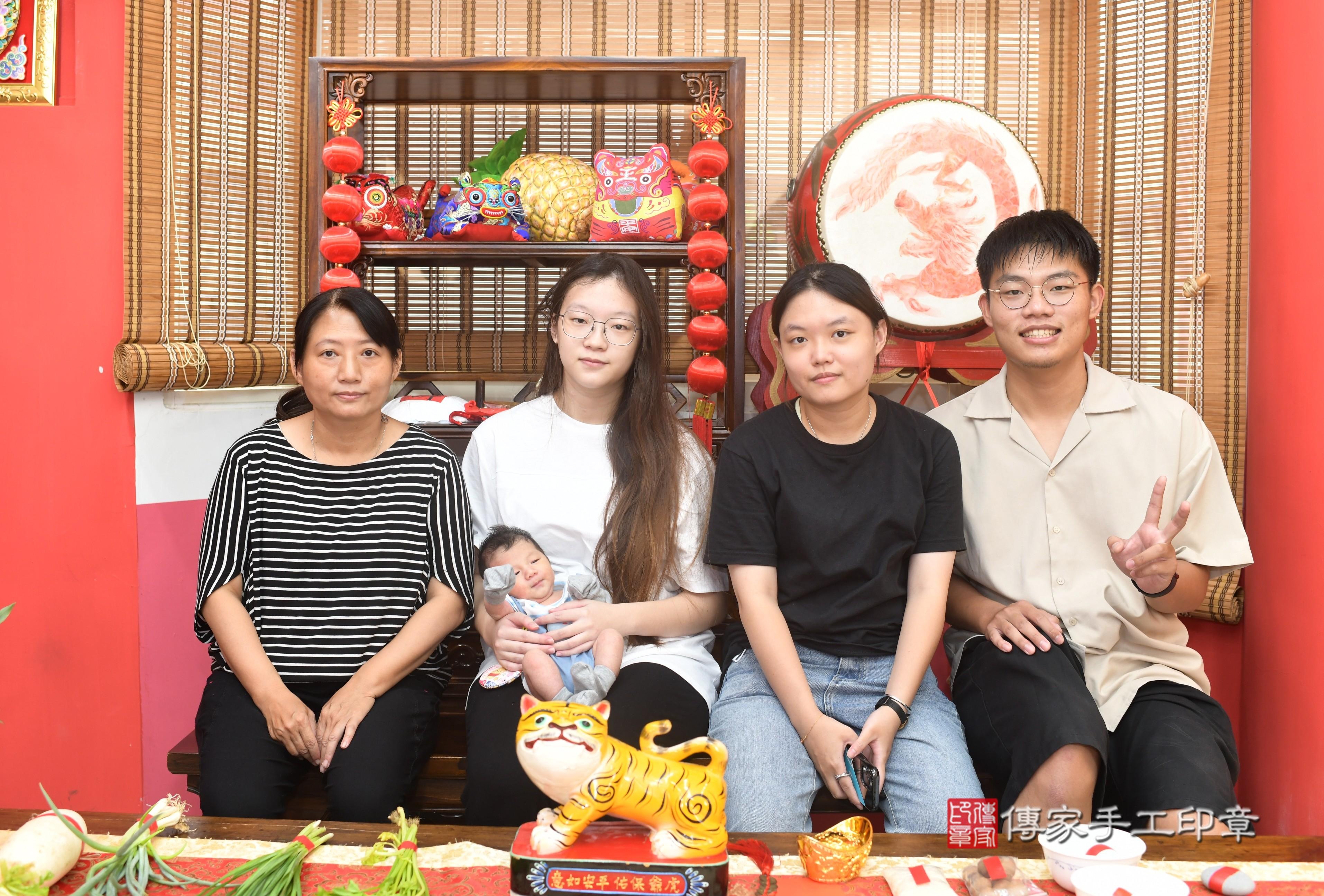 傳家手工印章高雄店、抓周、度脺、中國風會場、傳家嬰兒古禮、吉祥話、抓周道具物品24種、拍照。抓周證書。寶寶抓周、滿周歲、生日快樂、祝福