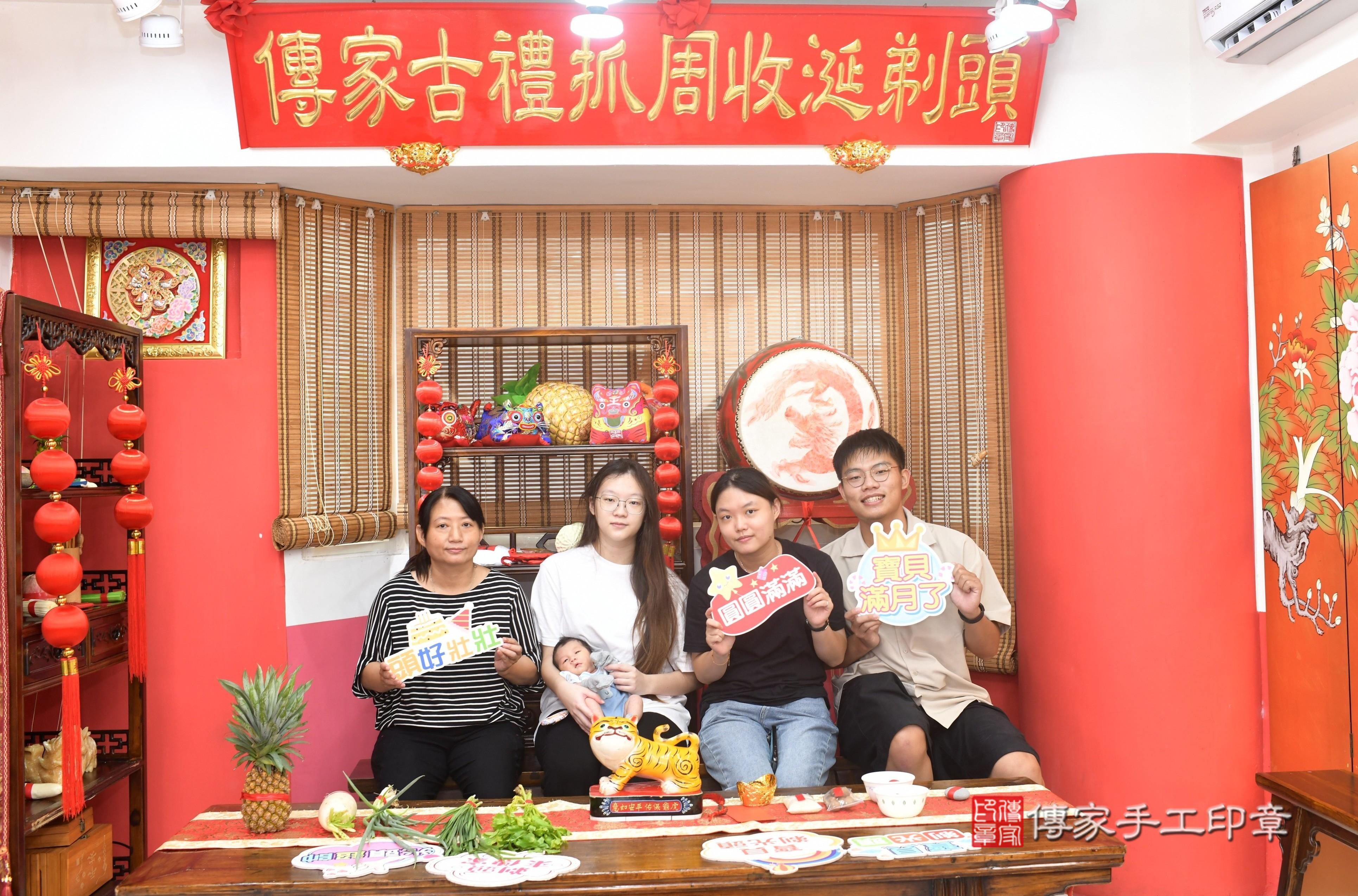 傳家手工印章高雄店、抓周、度脺、中國風會場、傳家嬰兒古禮、吉祥話、抓周道具物品24種、拍照。抓周證書。寶寶抓周、滿周歲、生日快樂、祝福