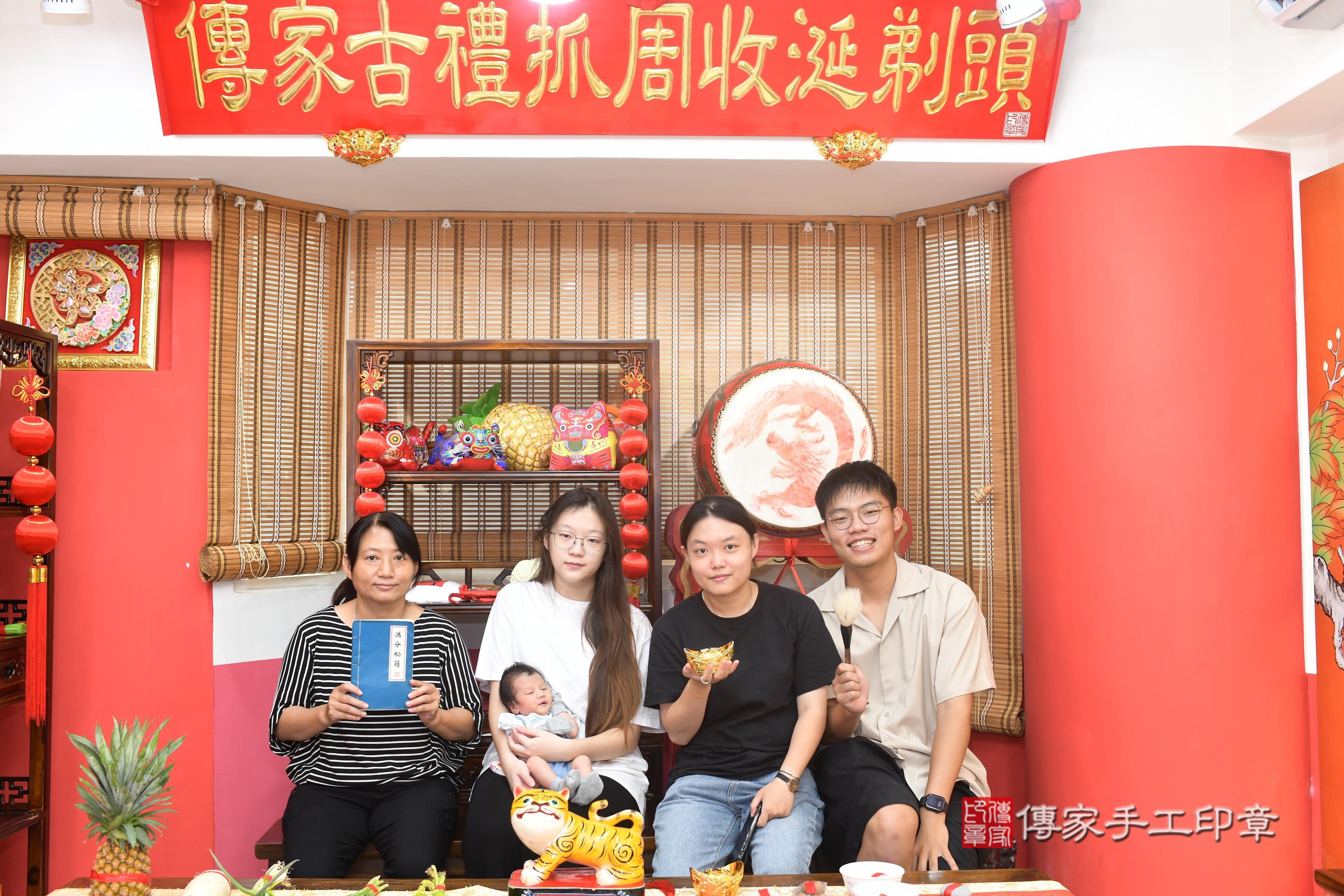 傳家手工印章高雄店、抓周、度脺、中國風會場、傳家嬰兒古禮、吉祥話、抓周道具物品24種、拍照。抓周證書。寶寶抓周、滿周歲、生日快樂、祝福