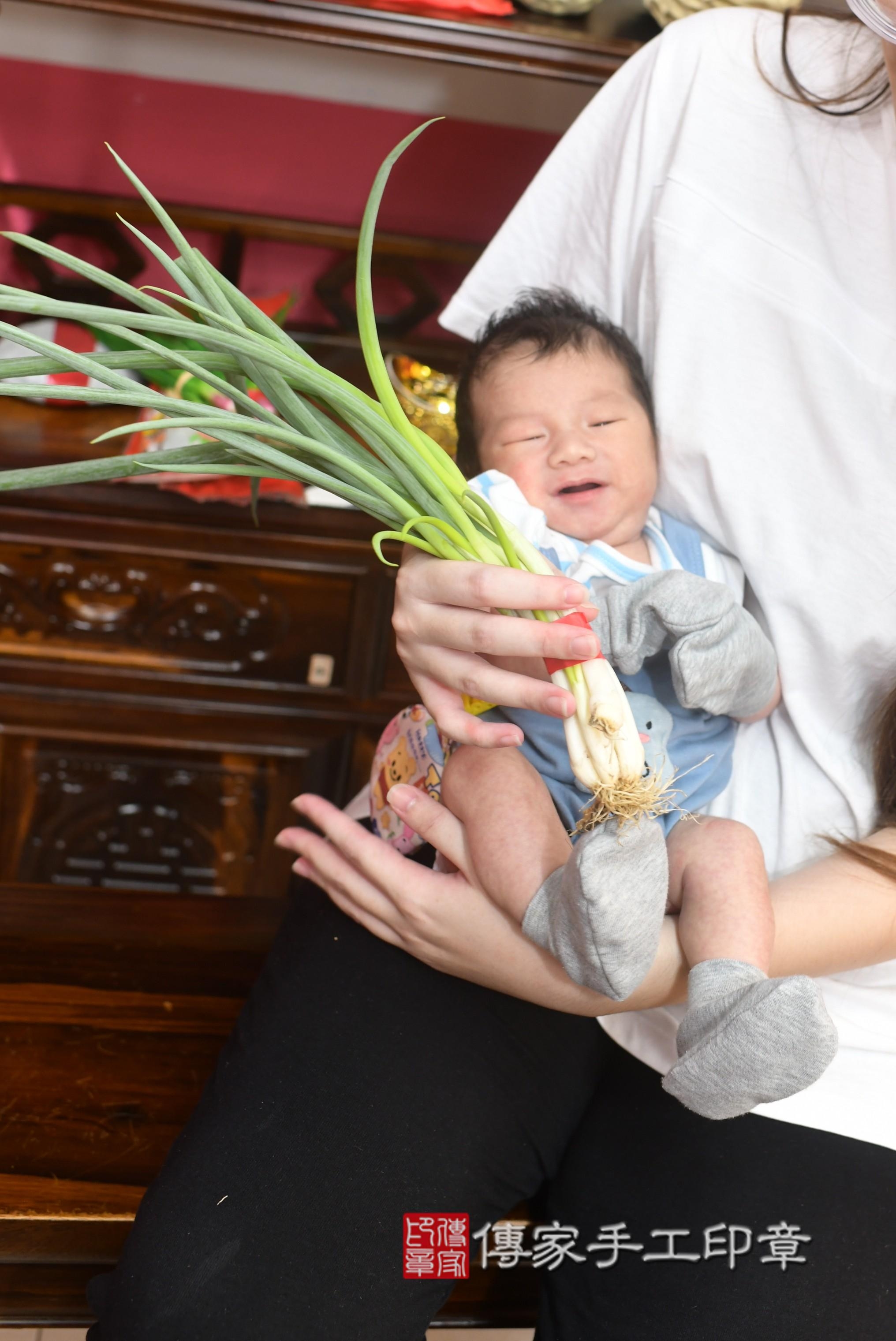 傳家手工印章高雄店、抓周、度脺、中國風會場、傳家嬰兒古禮、吉祥話、抓周道具物品24種、拍照。抓周證書。寶寶抓周、滿周歲、生日快樂、祝福