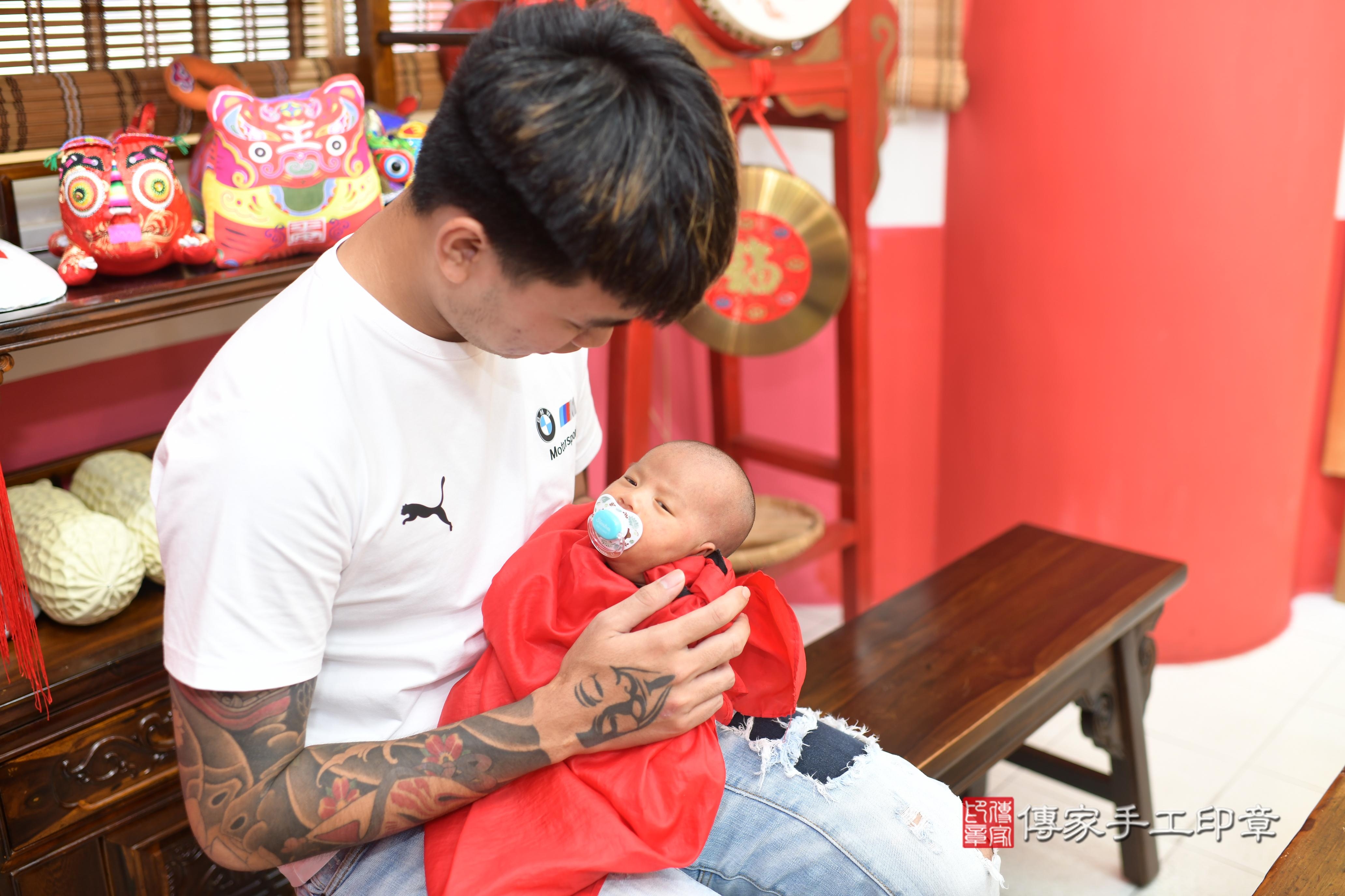 傳家手工印章高雄店、抓周、度脺、中國風會場、傳家嬰兒古禮、吉祥話、抓周道具物品24種、拍照。抓周證書。寶寶抓周、滿周歲、生日快樂、祝福 傳家手工印章高雄店、抓周、度脺、中國風會場、傳家嬰兒古禮、吉祥話、抓周道具物品24種、拍照。抓周證書。寶寶抓周、滿周歲、生日快樂、祝福