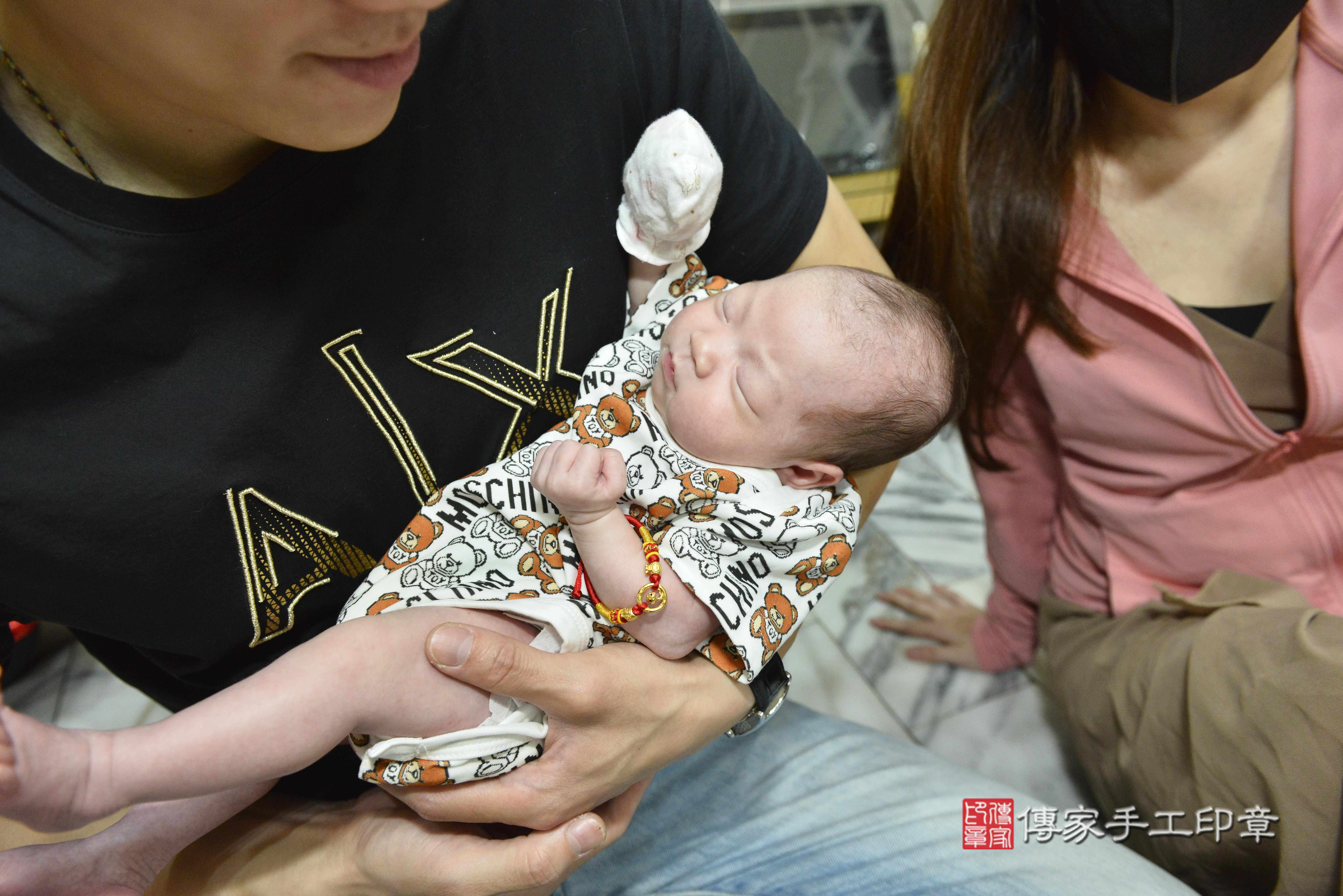 傳家手工印章高雄店、抓周、度脺、中國風會場、傳家嬰兒古禮、吉祥話、抓周道具物品24種、拍照。抓周證書。寶寶抓周、滿周歲、生日快樂、祝福