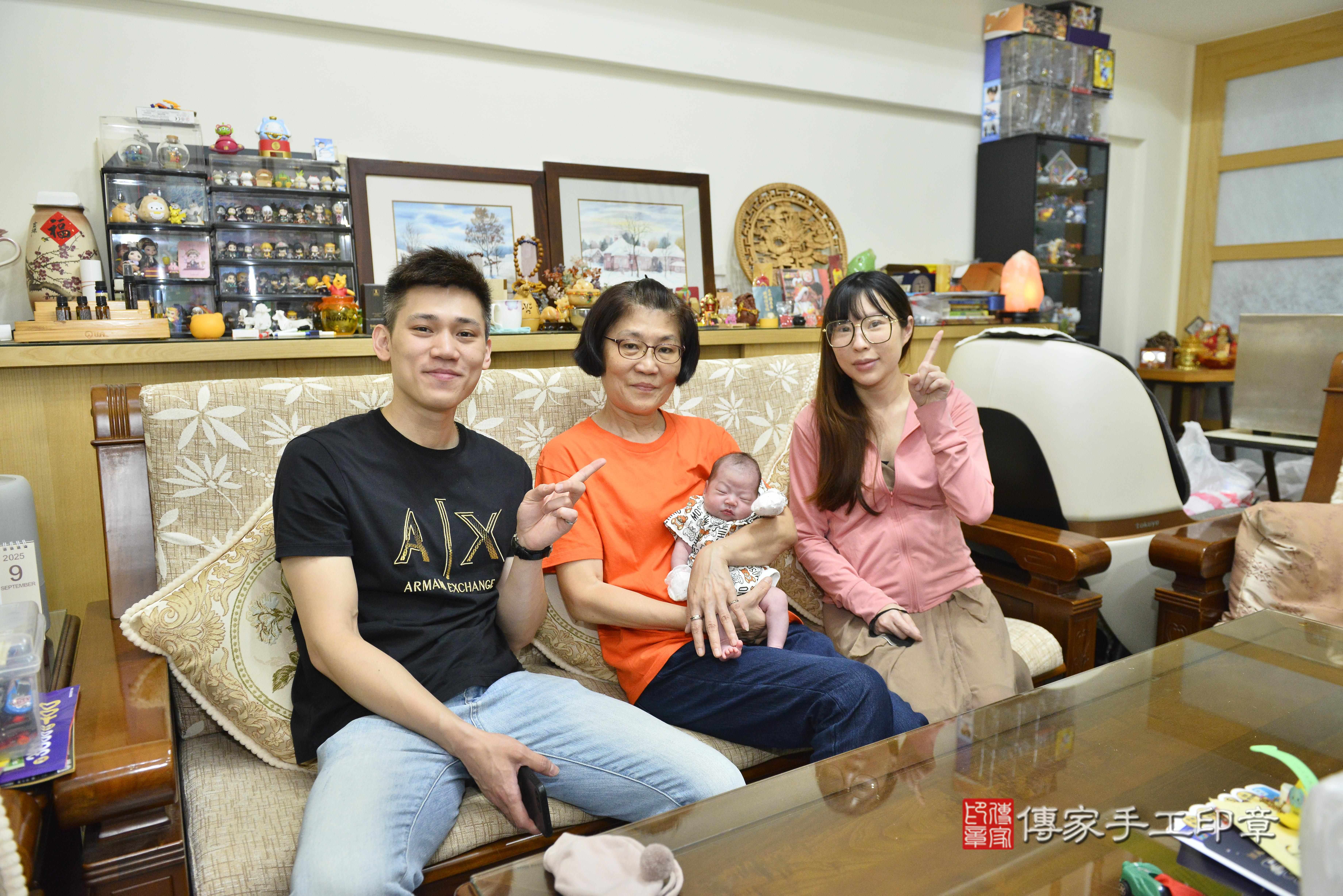 傳家手工印章高雄店、抓周、度脺、中國風會場、傳家嬰兒古禮、吉祥話、抓周道具物品24種、拍照。抓周證書。寶寶抓周、滿周歲、生日快樂、祝福