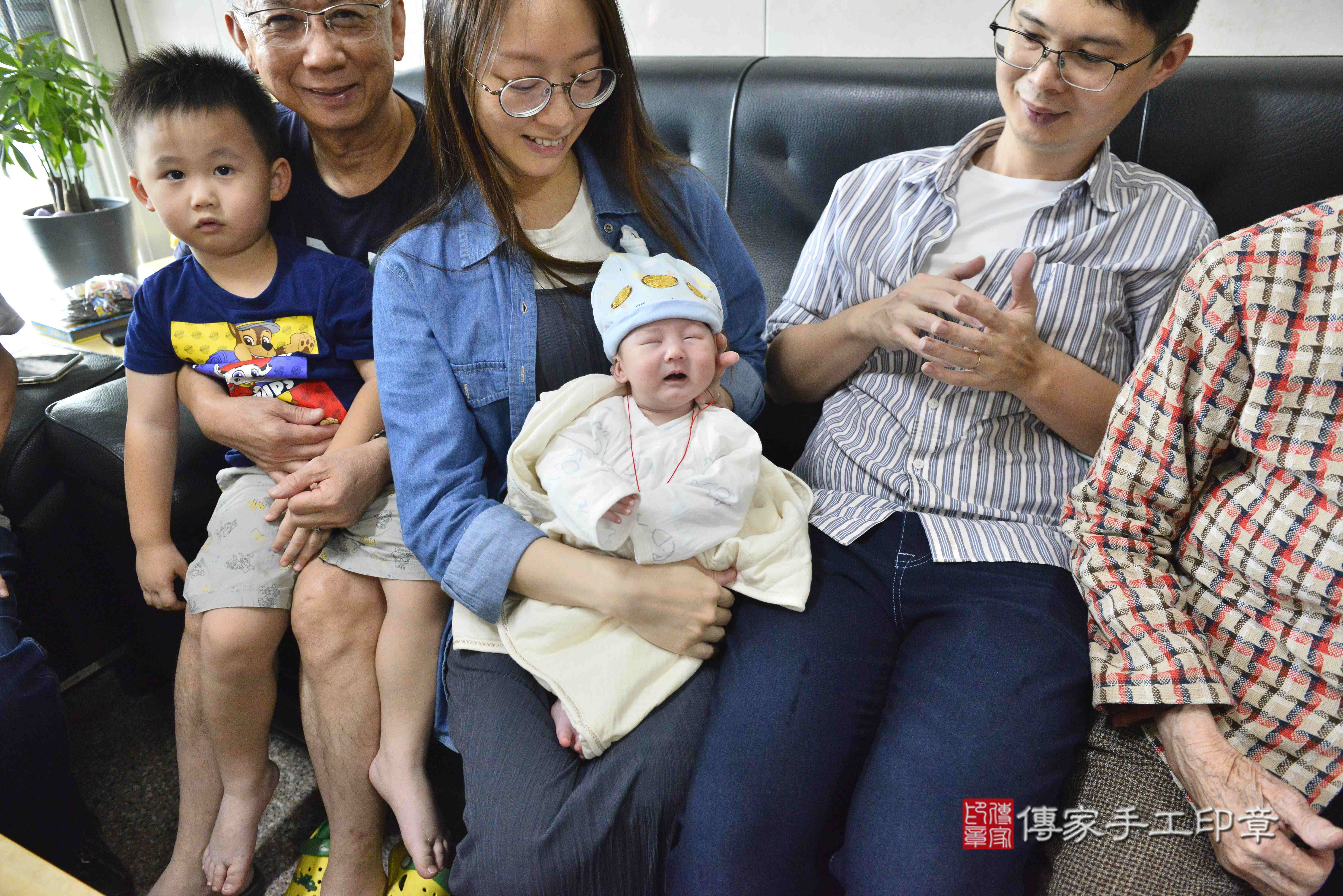 傳家手工印章高雄店、抓周、度脺、中國風會場、傳家嬰兒古禮、吉祥話、抓周道具物品24種、拍照。抓周證書。寶寶抓周、滿周歲、生日快樂、祝福 傳家手工印章高雄店、抓周、度脺、中國風會場、傳家嬰兒古禮、吉祥話、抓周道具物品24種、拍照。抓周證書。寶寶抓周、滿周歲、生日快樂、祝福