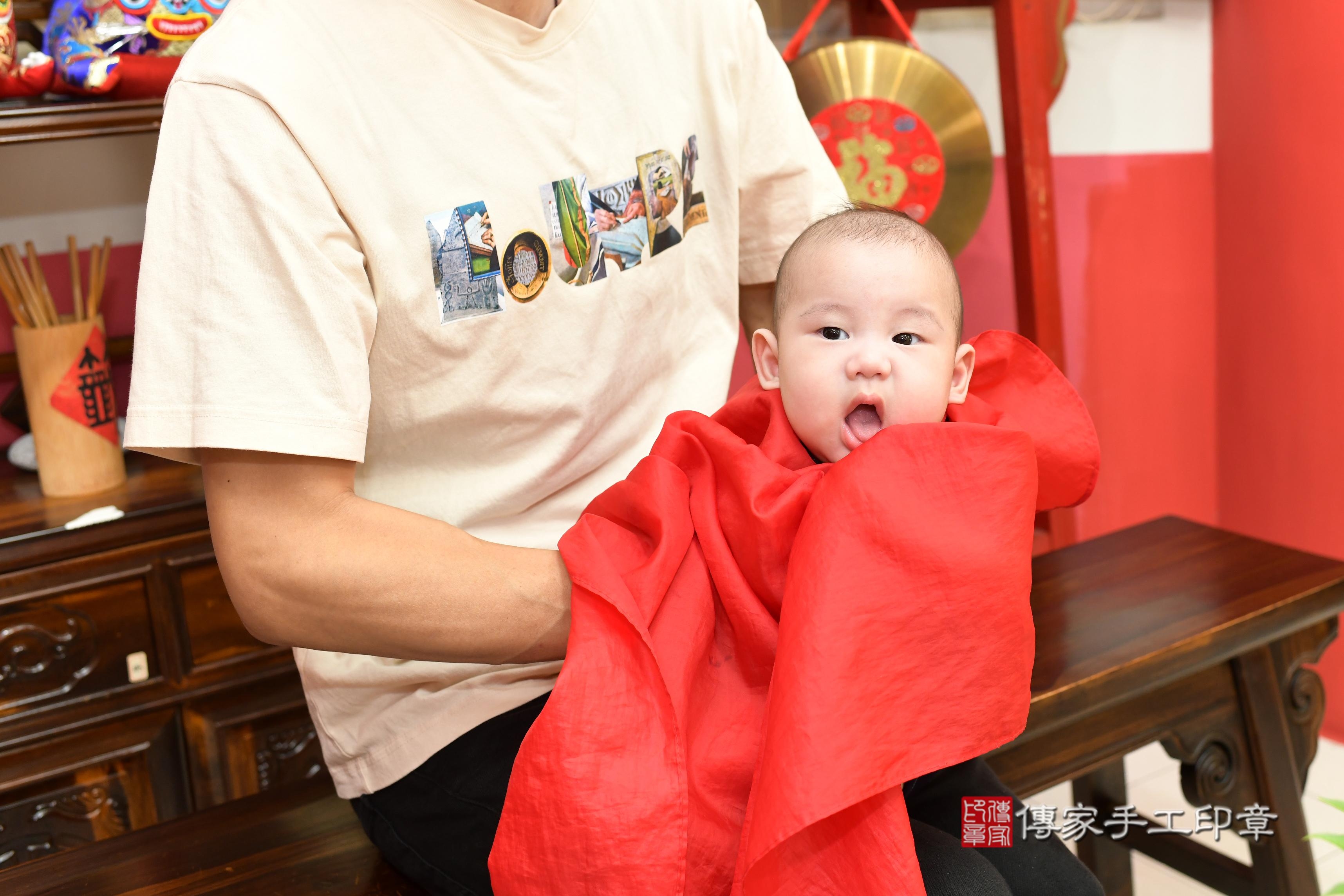 傳家手工印章高雄店、抓周、度脺、中國風會場、傳家嬰兒古禮、吉祥話、抓周道具物品24種、拍照。抓周證書。寶寶抓周、滿周歲、生日快樂、祝福