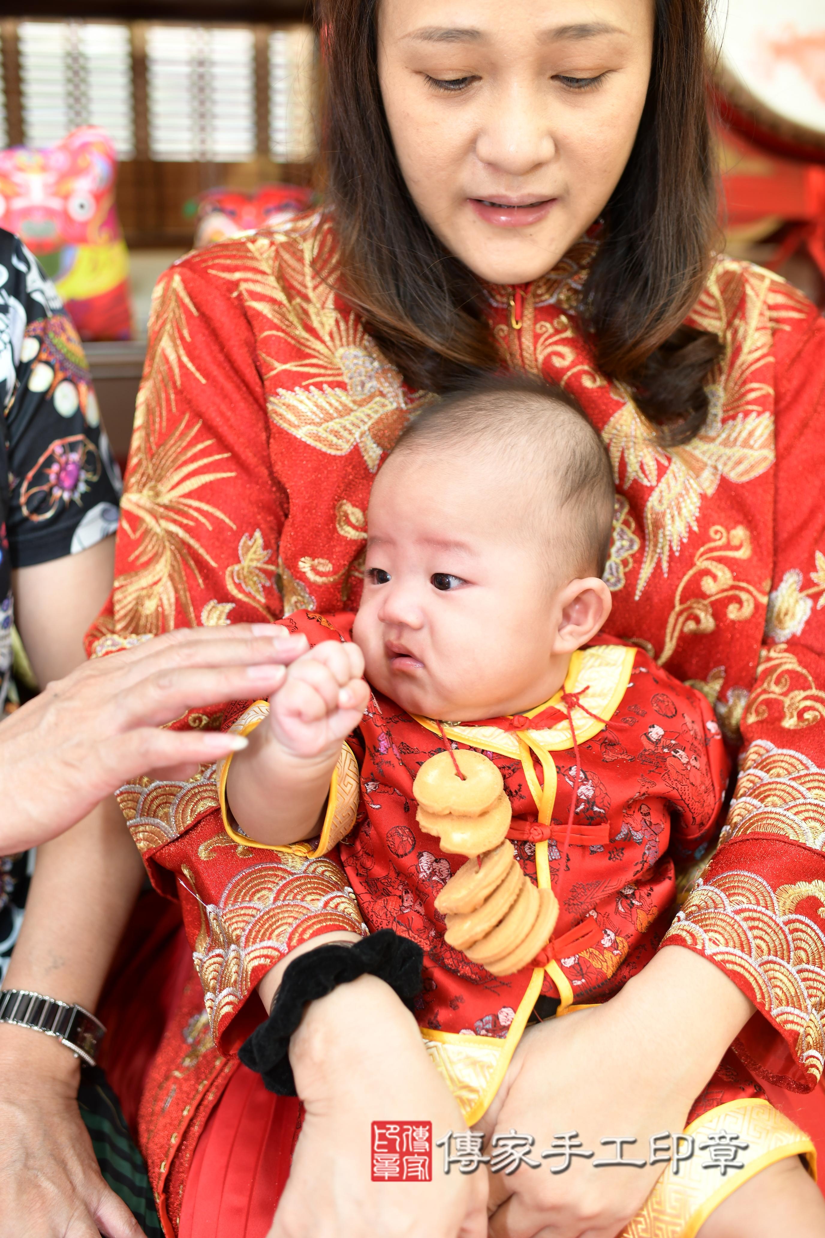 傳家手工印章高雄店、抓周、度脺、中國風會場、傳家嬰兒古禮、吉祥話、抓周道具物品24種、拍照。抓周證書。寶寶抓周、滿周歲、生日快樂、祝福 傳家手工印章高雄店、抓周、度脺、中國風會場、傳家嬰兒古禮、吉祥話、抓周道具物品24種、拍照。抓周證書。寶寶抓周、滿周歲、生日快樂、祝福