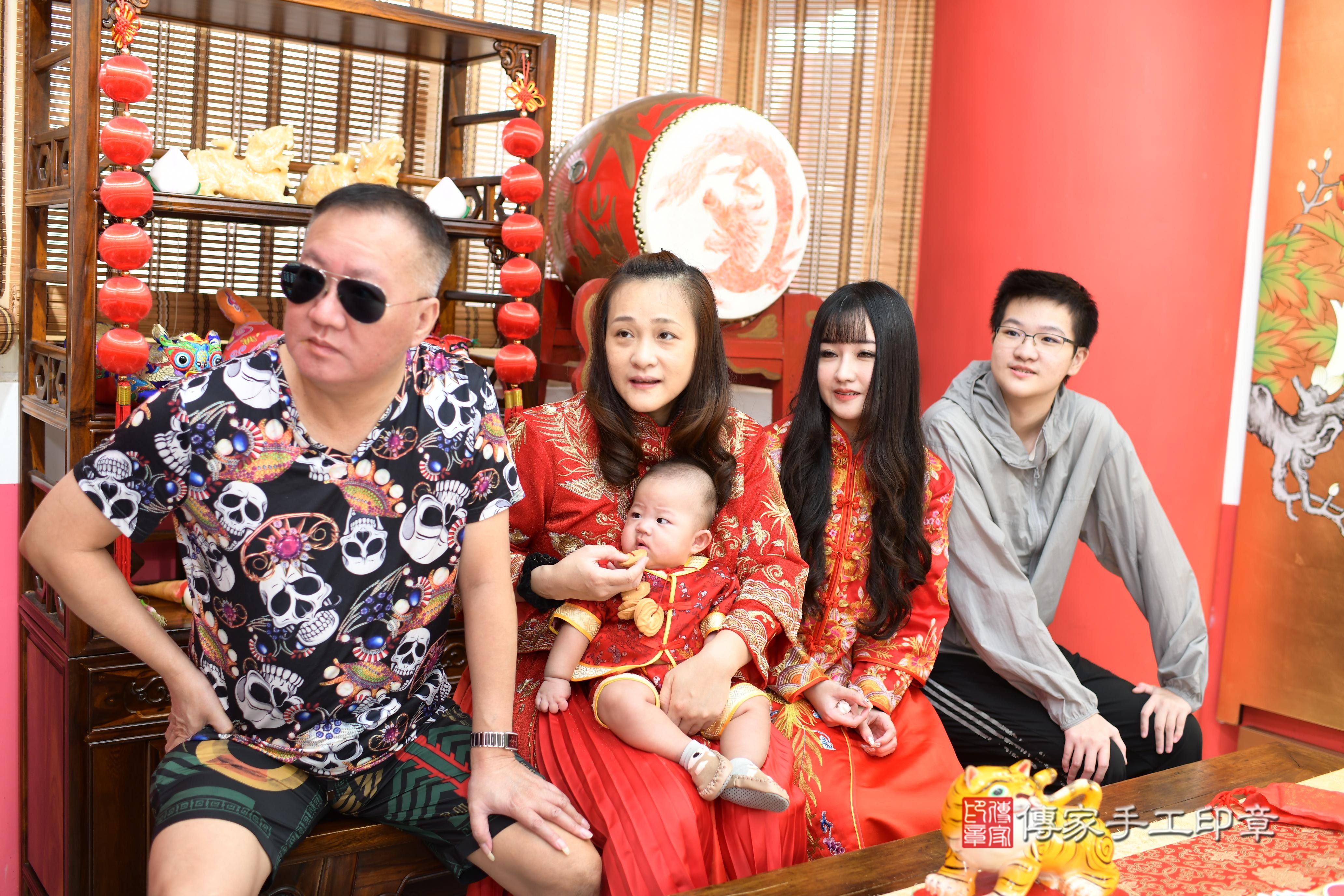 傳家手工印章高雄店、抓周、度脺、中國風會場、傳家嬰兒古禮、吉祥話、抓周道具物品24種、拍照。抓周證書。寶寶抓周、滿周歲、生日快樂、祝福 傳家手工印章高雄店、抓周、度脺、中國風會場、傳家嬰兒古禮、吉祥話、抓周道具物品24種、拍照。抓周證書。寶寶抓周、滿周歲、生日快樂、祝福