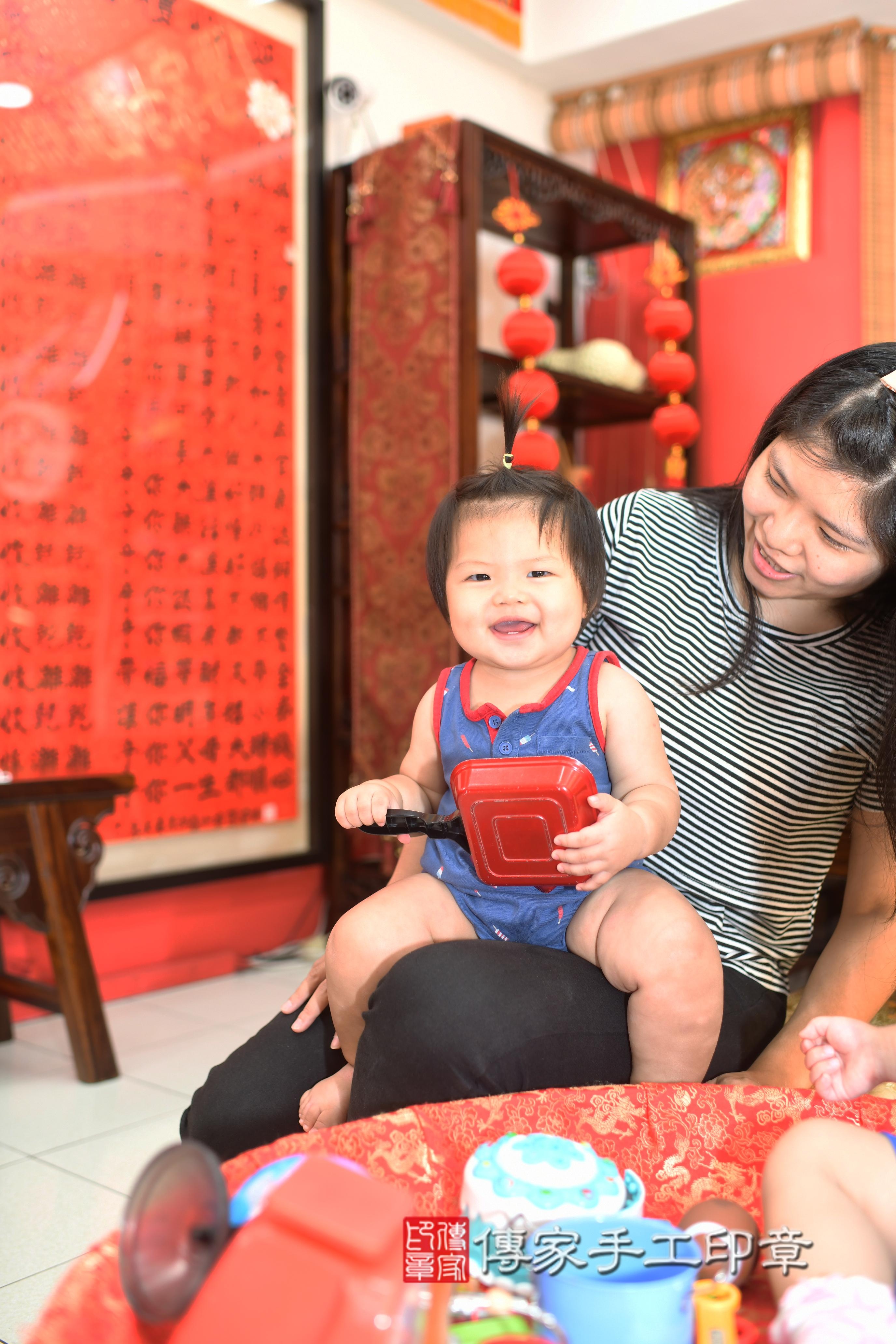 傳家手工印章高雄店、抓周、度脺、中國風會場、傳家嬰兒古禮、吉祥話、抓周道具物品24種、拍照。抓周證書。寶寶抓周、滿周歲、生日快樂、祝福 傳家手工印章高雄店、抓周、度脺、中國風會場、傳家嬰兒古禮、吉祥話、抓周道具物品24種、拍照。抓周證書。寶寶抓周、滿周歲、生日快樂、祝福