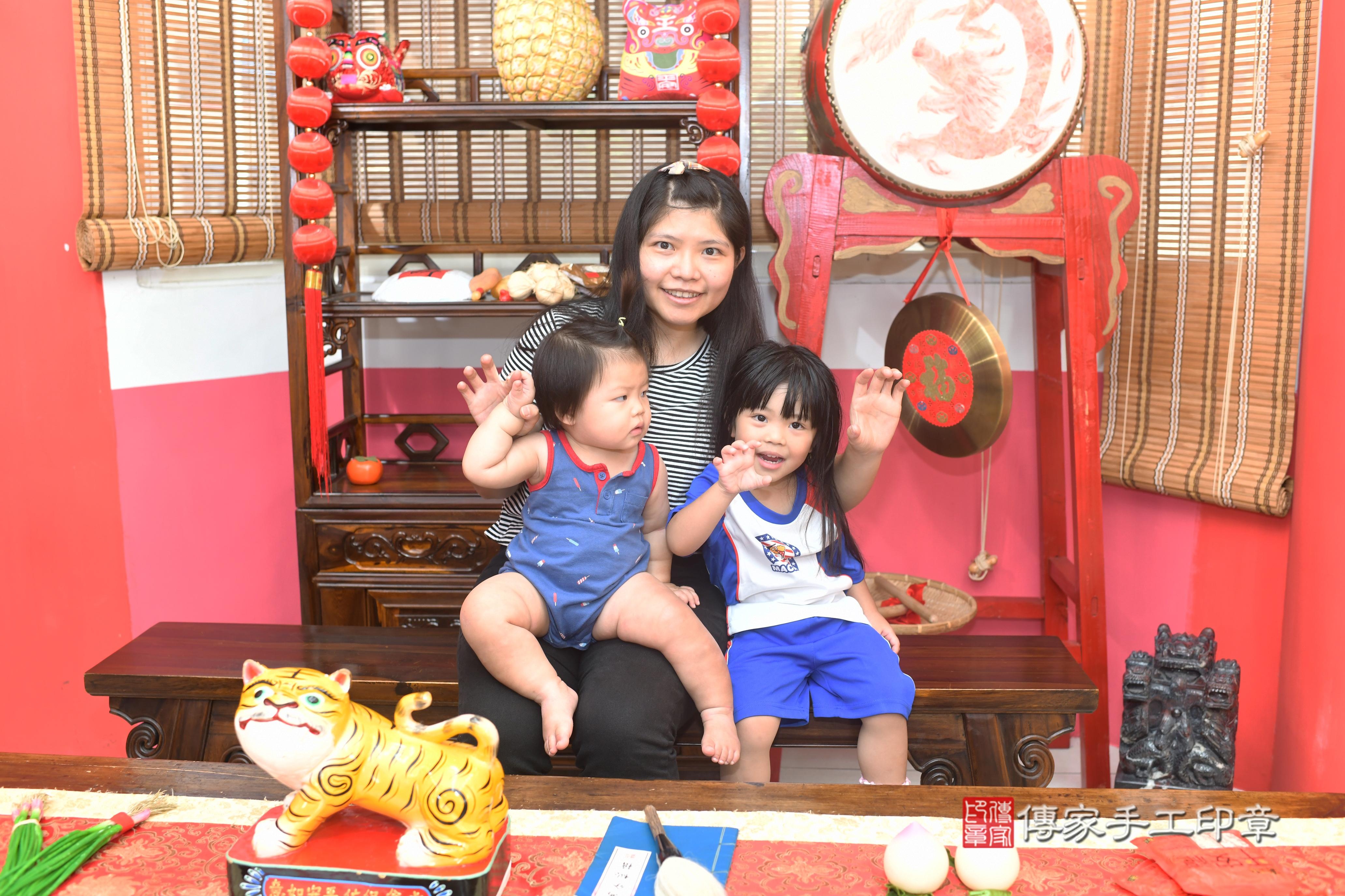 傳家手工印章高雄店、抓周、度脺、中國風會場、傳家嬰兒古禮、吉祥話、抓周道具物品24種、拍照。抓周證書。寶寶抓周、滿周歲、生日快樂、祝福 傳家手工印章高雄店、抓周、度脺、中國風會場、傳家嬰兒古禮、吉祥話、抓周道具物品24種、拍照。抓周證書。寶寶抓周、滿周歲、生日快樂、祝福