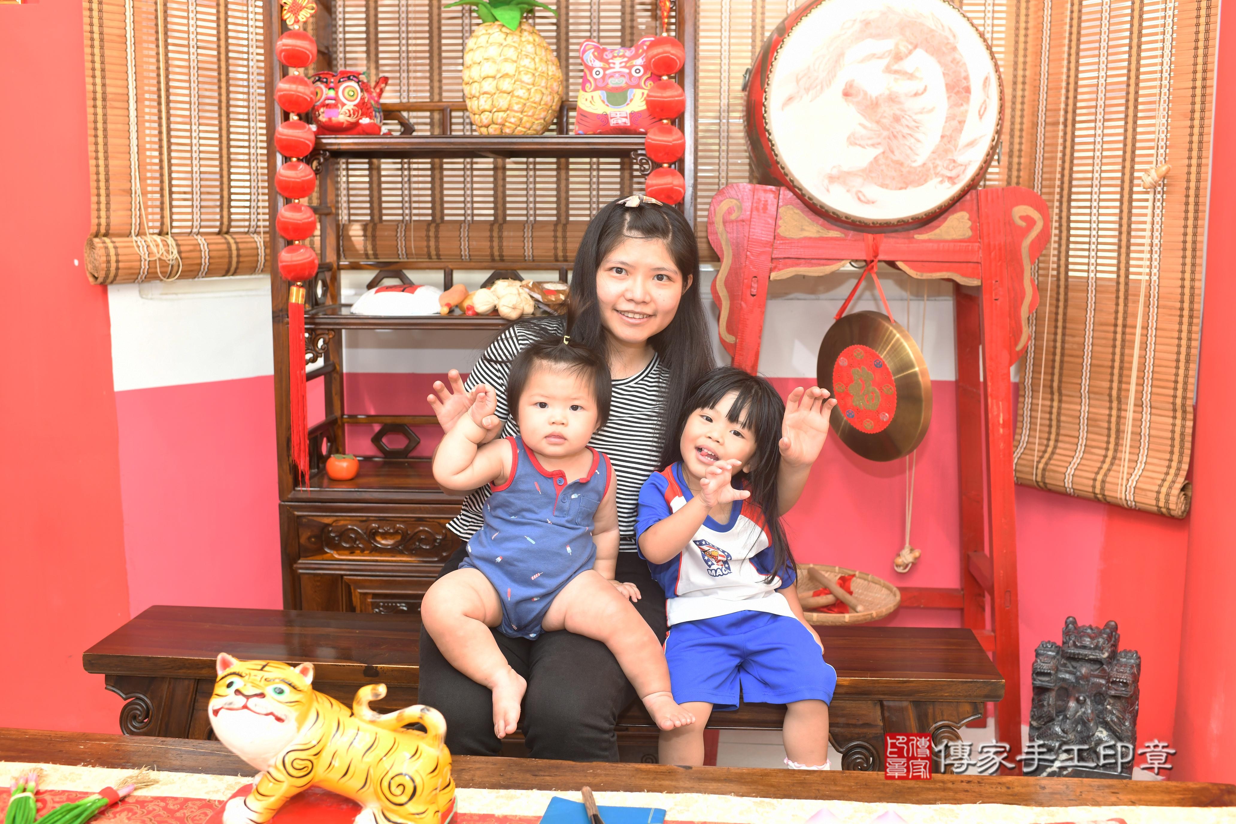 傳家手工印章高雄店、抓周、度脺、中國風會場、傳家嬰兒古禮、吉祥話、抓周道具物品24種、拍照。抓周證書。寶寶抓周、滿周歲、生日快樂、祝福 傳家手工印章高雄店、抓周、度脺、中國風會場、傳家嬰兒古禮、吉祥話、抓周道具物品24種、拍照。抓周證書。寶寶抓周、滿周歲、生日快樂、祝福