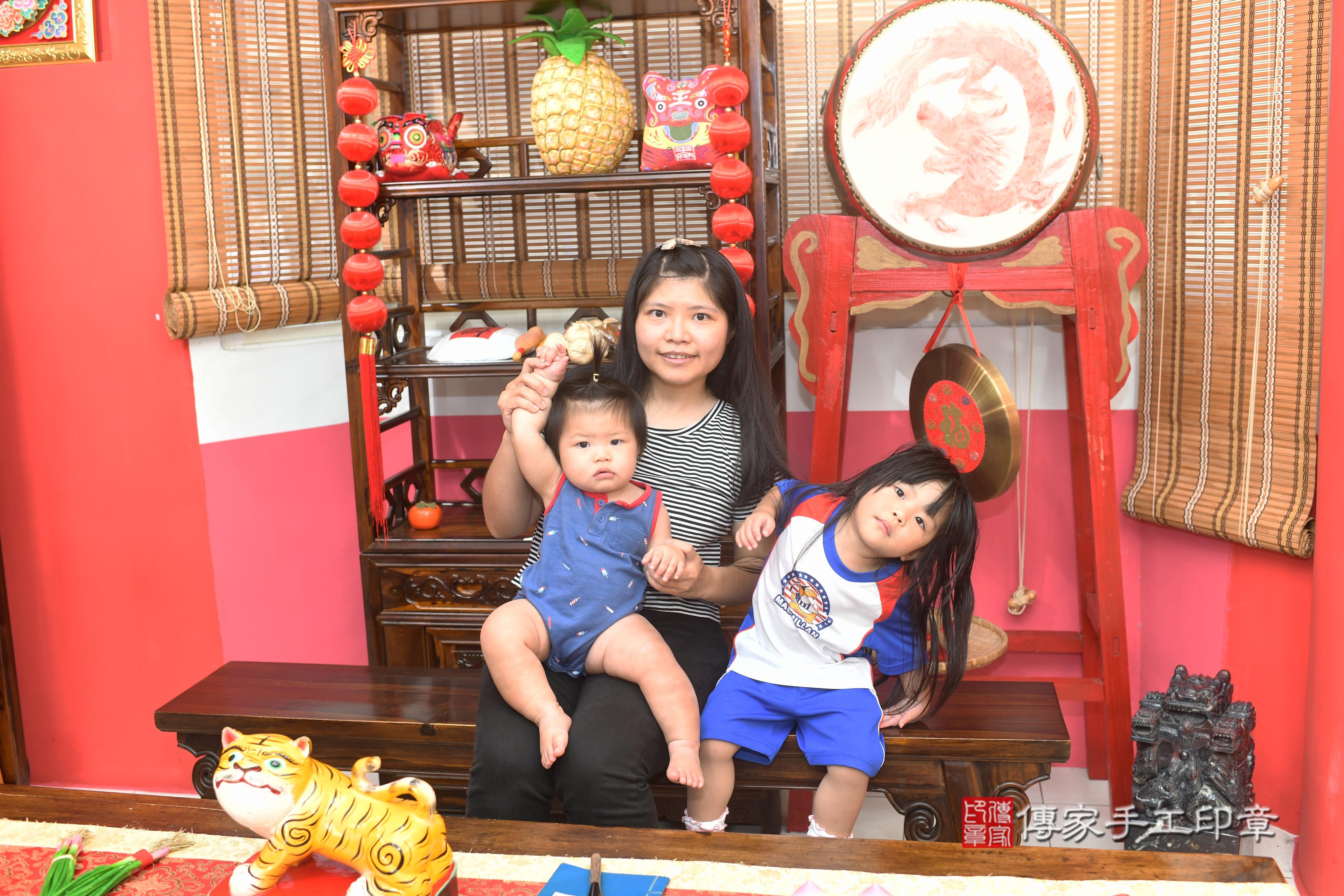 傳家手工印章高雄店、抓周、度脺、中國風會場、傳家嬰兒古禮、吉祥話、抓周道具物品24種、拍照。抓周證書。寶寶抓周、滿周歲、生日快樂、祝福 傳家手工印章高雄店、抓周、度脺、中國風會場、傳家嬰兒古禮、吉祥話、抓周道具物品24種、拍照。抓周證書。寶寶抓周、滿周歲、生日快樂、祝福