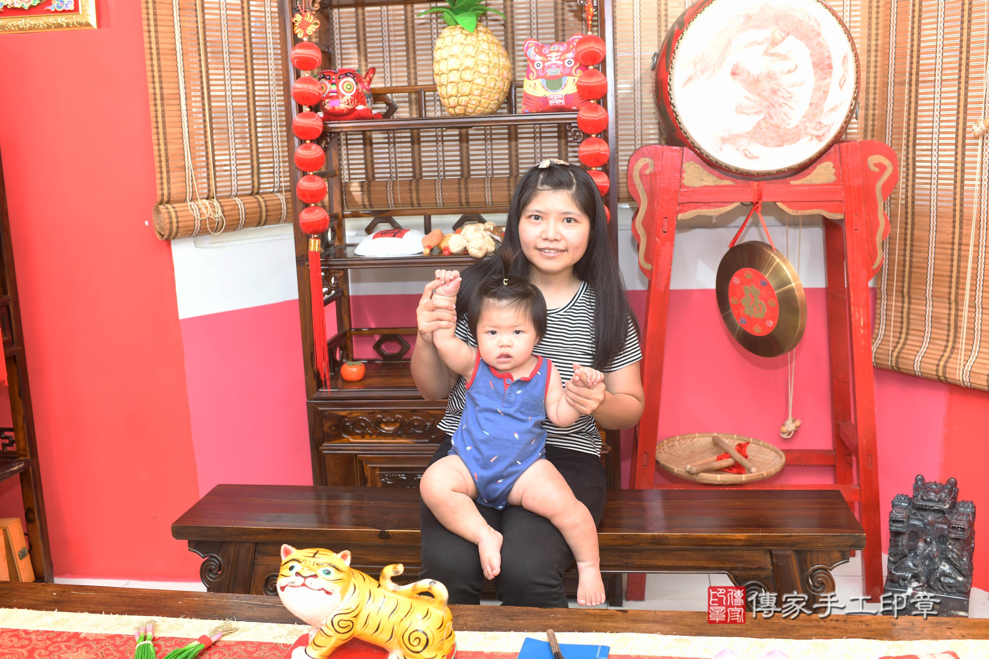 傳家手工印章高雄店、抓周、度脺、中國風會場、傳家嬰兒古禮、吉祥話、抓周道具物品24種、拍照。抓周證書。寶寶抓周、滿周歲、生日快樂、祝福 傳家手工印章高雄店、抓周、度脺、中國風會場、傳家嬰兒古禮、吉祥話、抓周道具物品24種、拍照。抓周證書。寶寶抓周、滿周歲、生日快樂、祝福