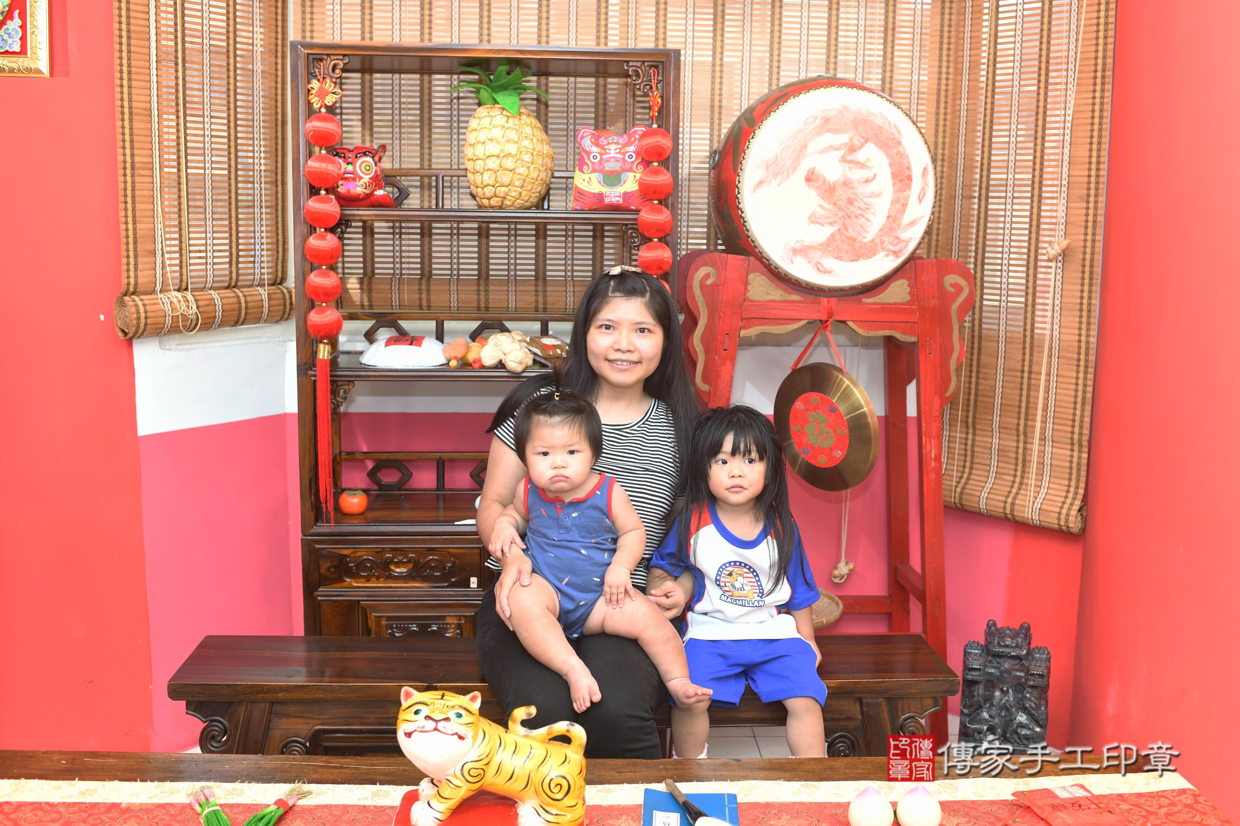 傳家手工印章高雄店、抓周、度脺、中國風會場、傳家嬰兒古禮、吉祥話、抓周道具物品24種、拍照。抓周證書。寶寶抓周、滿周歲、生日快樂、祝福 傳家手工印章高雄店、抓周、度脺、中國風會場、傳家嬰兒古禮、吉祥話、抓周道具物品24種、拍照。抓周證書。寶寶抓周、滿周歲、生日快樂、祝福