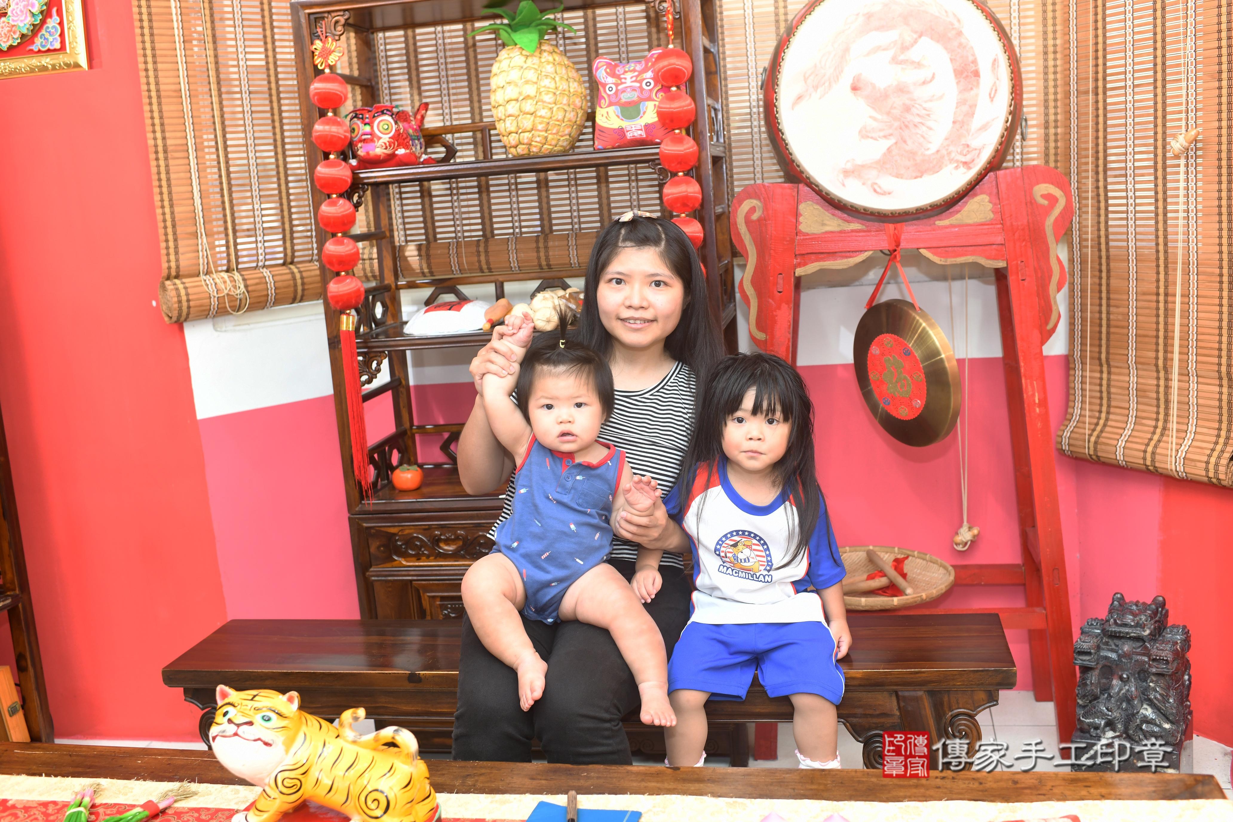 傳家手工印章高雄店、抓周、度脺、中國風會場、傳家嬰兒古禮、吉祥話、抓周道具物品24種、拍照。抓周證書。寶寶抓周、滿周歲、生日快樂、祝福 傳家手工印章高雄店、抓周、度脺、中國風會場、傳家嬰兒古禮、吉祥話、抓周道具物品24種、拍照。抓周證書。寶寶抓周、滿周歲、生日快樂、祝福