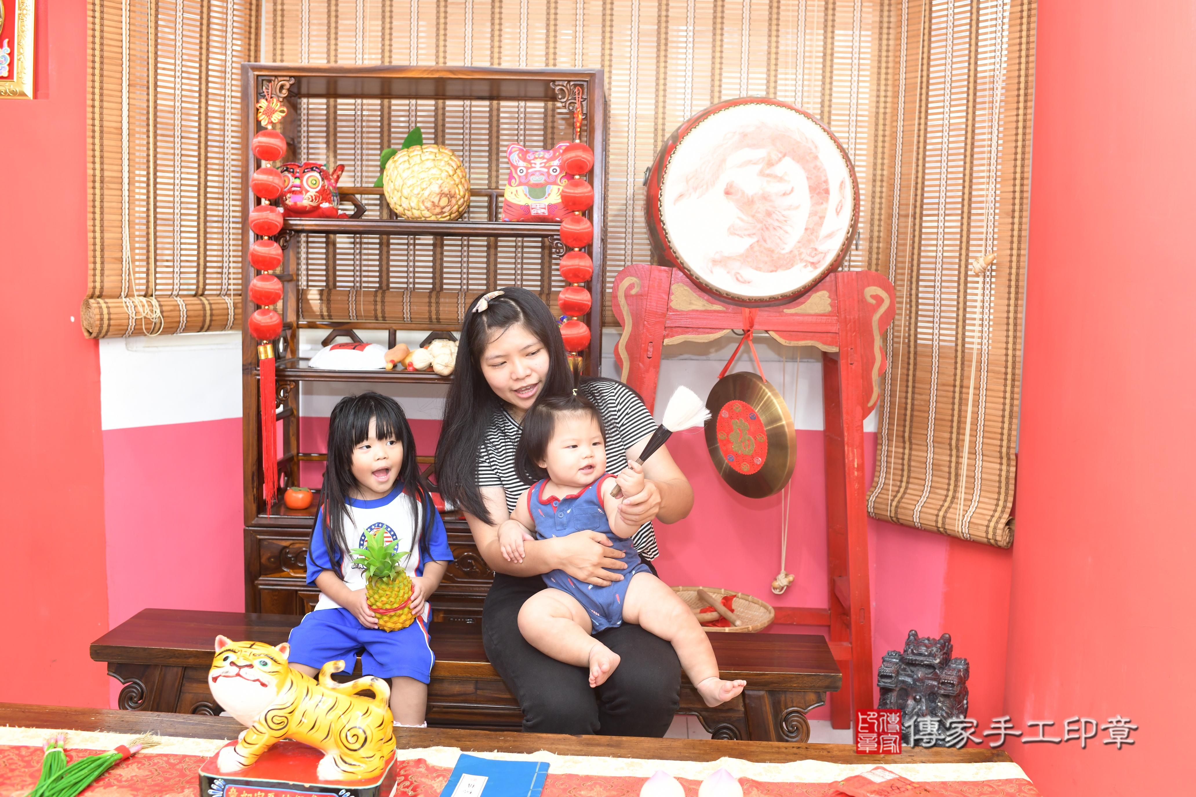 傳家手工印章高雄店、抓周、度脺、中國風會場、傳家嬰兒古禮、吉祥話、抓周道具物品24種、拍照。抓周證書。寶寶抓周、滿周歲、生日快樂、祝福 傳家手工印章高雄店、抓周、度脺、中國風會場、傳家嬰兒古禮、吉祥話、抓周道具物品24種、拍照。抓周證書。寶寶抓周、滿周歲、生日快樂、祝福