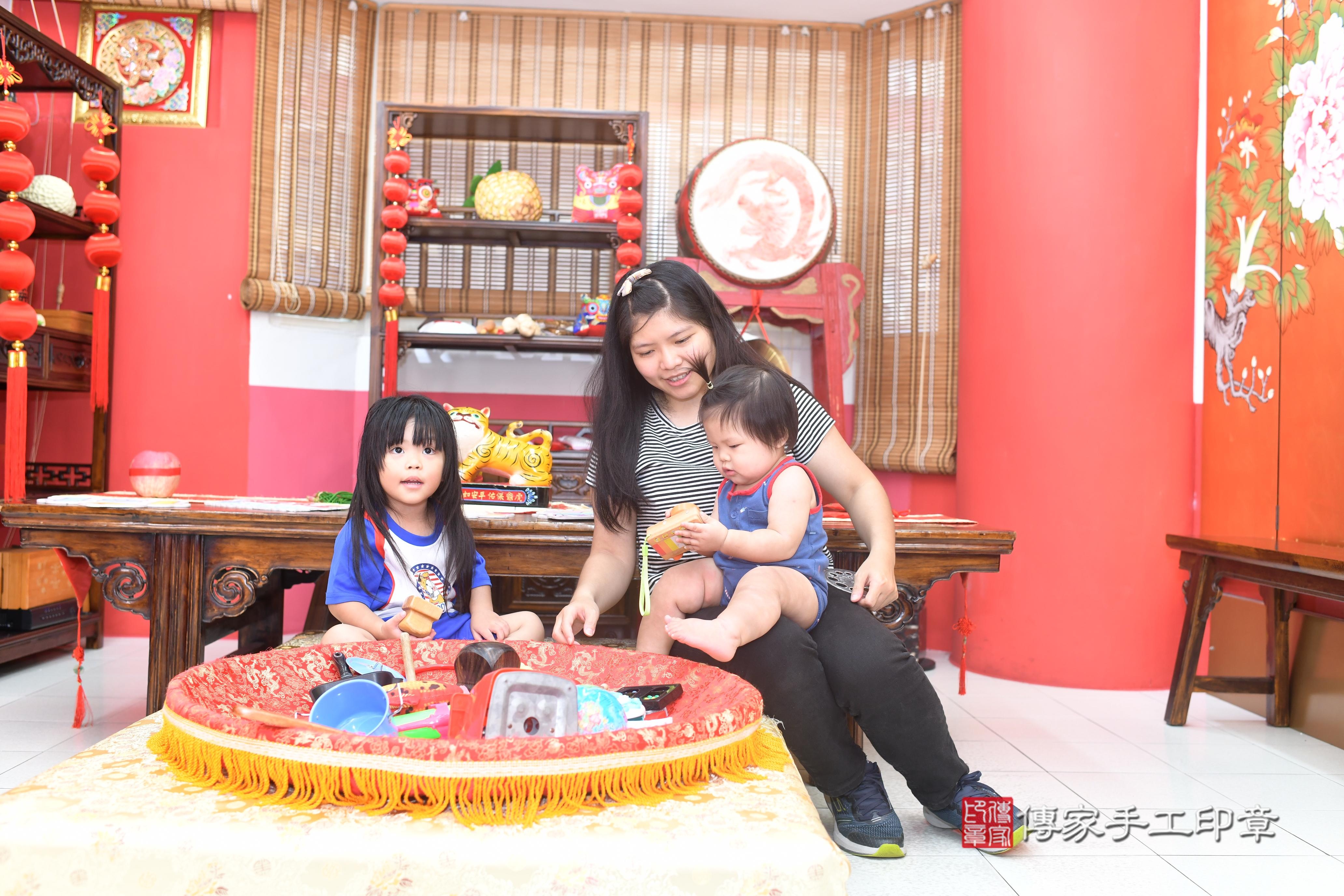 傳家手工印章高雄店、抓周、度脺、中國風會場、傳家嬰兒古禮、吉祥話、抓周道具物品24種、拍照。抓周證書。寶寶抓周、滿周歲、生日快樂、祝福 傳家手工印章高雄店、抓周、度脺、中國風會場、傳家嬰兒古禮、吉祥話、抓周道具物品24種、拍照。抓周證書。寶寶抓周、滿周歲、生日快樂、祝福