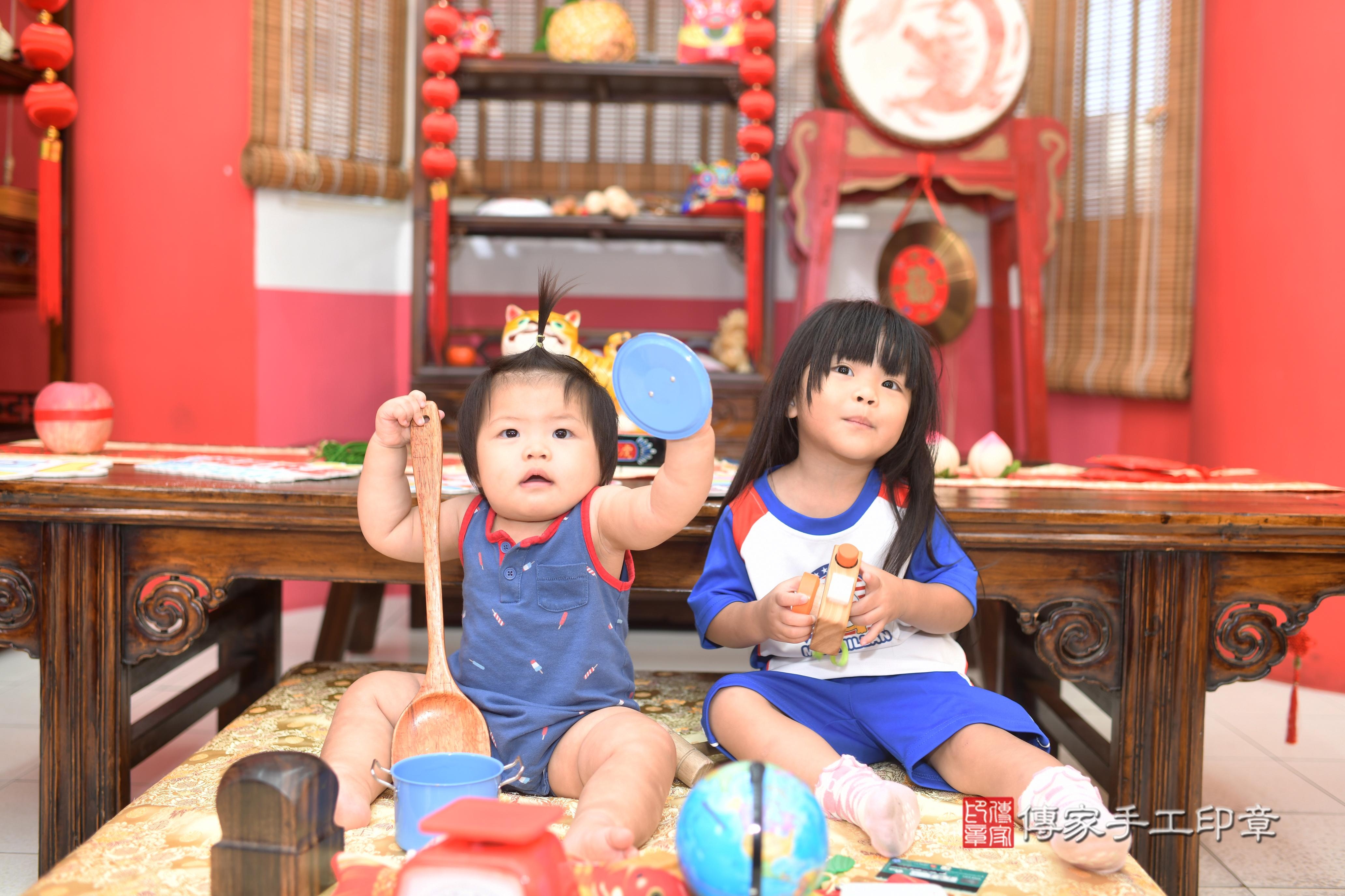 傳家手工印章高雄店、抓周、度脺、中國風會場、傳家嬰兒古禮、吉祥話、抓周道具物品24種、拍照。抓周證書。寶寶抓周、滿周歲、生日快樂、祝福 傳家手工印章高雄店、抓周、度脺、中國風會場、傳家嬰兒古禮、吉祥話、抓周道具物品24種、拍照。抓周證書。寶寶抓周、滿周歲、生日快樂、祝福