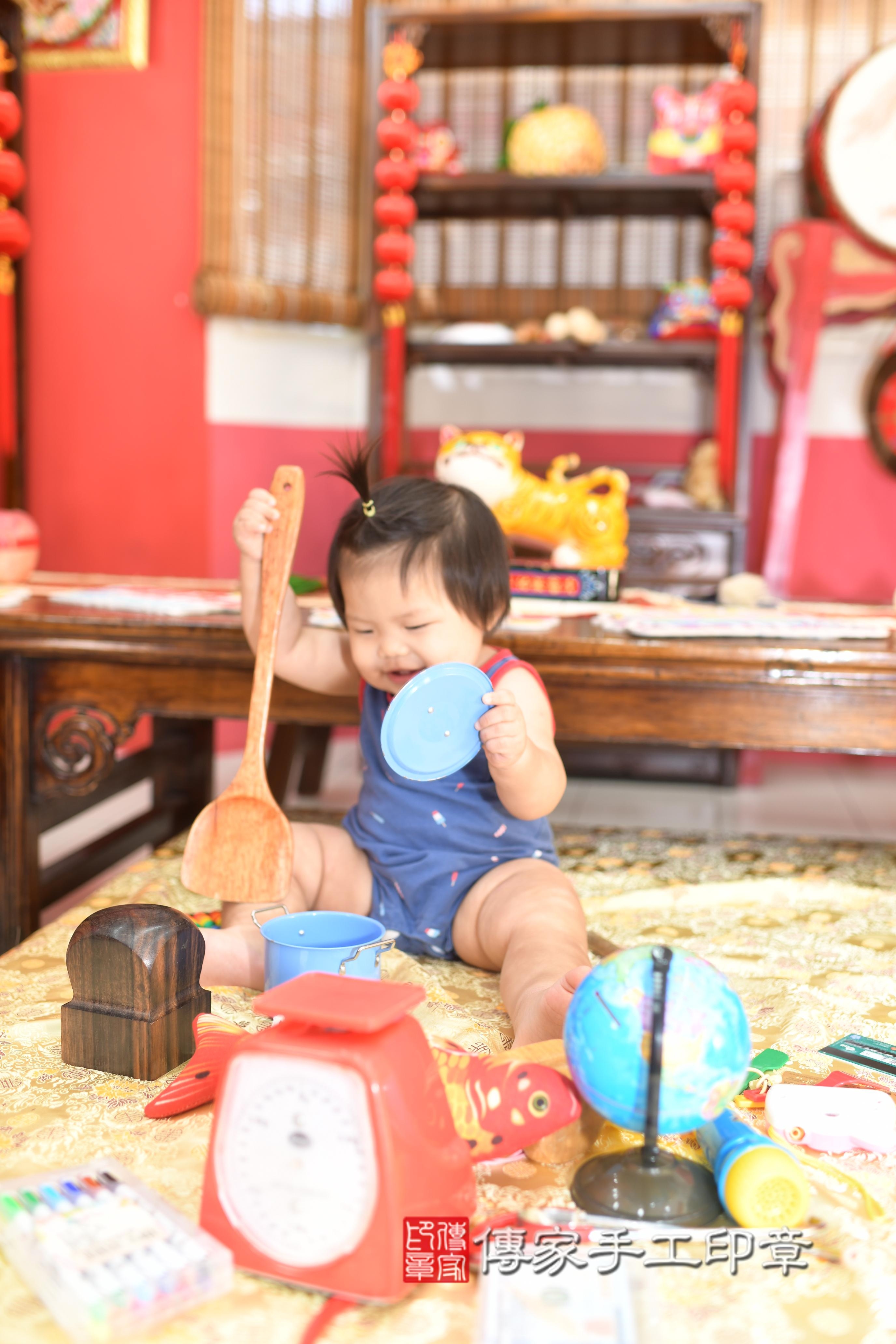 傳家手工印章高雄店、抓周、度脺、中國風會場、傳家嬰兒古禮、吉祥話、抓周道具物品24種、拍照。抓周證書。寶寶抓周、滿周歲、生日快樂、祝福 傳家手工印章高雄店、抓周、度脺、中國風會場、傳家嬰兒古禮、吉祥話、抓周道具物品24種、拍照。抓周證書。寶寶抓周、滿周歲、生日快樂、祝福