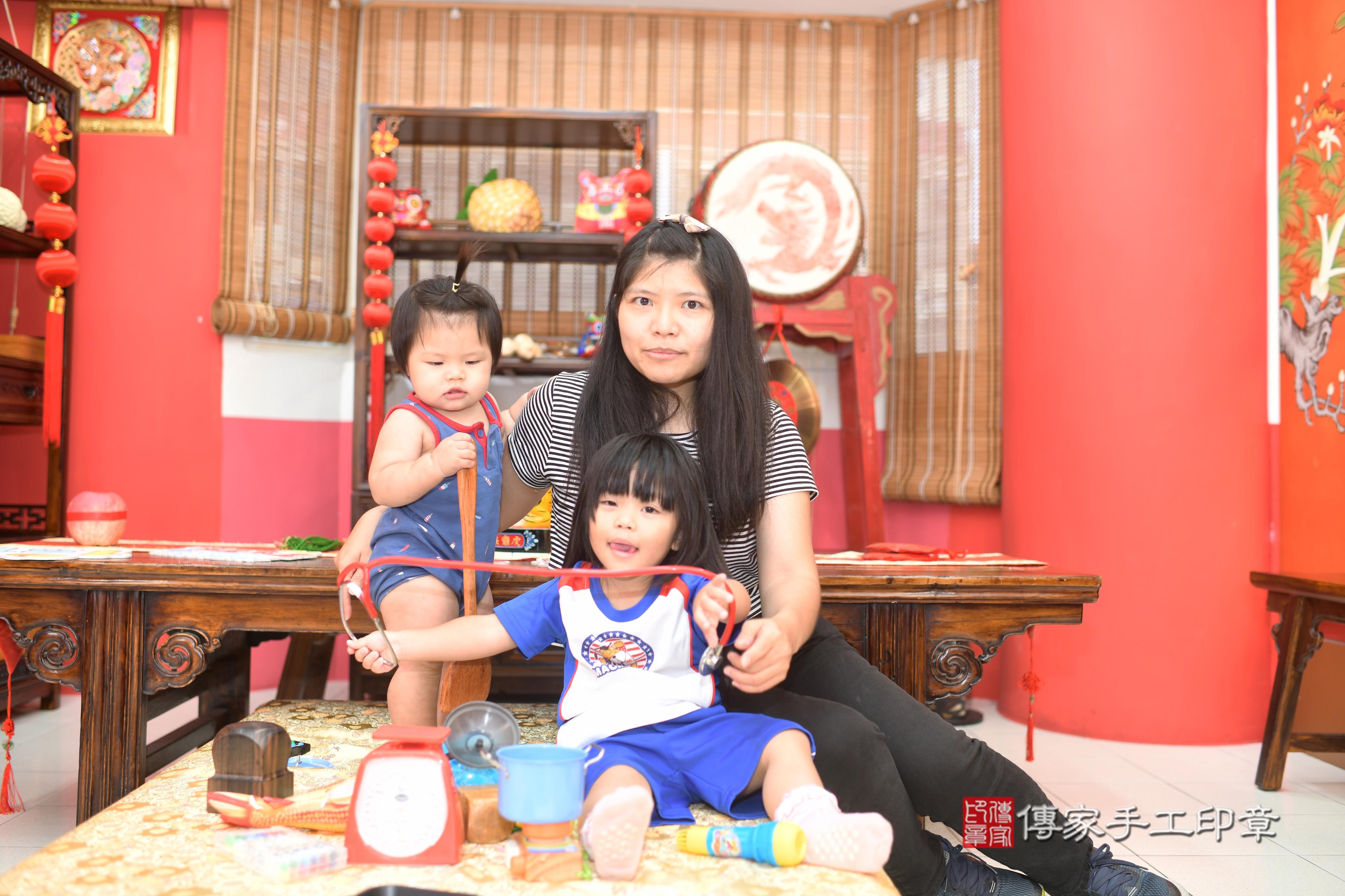 傳家手工印章高雄店、抓周、度脺、中國風會場、傳家嬰兒古禮、吉祥話、抓周道具物品24種、拍照。抓周證書。寶寶抓周、滿周歲、生日快樂、祝福 傳家手工印章高雄店、抓周、度脺、中國風會場、傳家嬰兒古禮、吉祥話、抓周道具物品24種、拍照。抓周證書。寶寶抓周、滿周歲、生日快樂、祝福