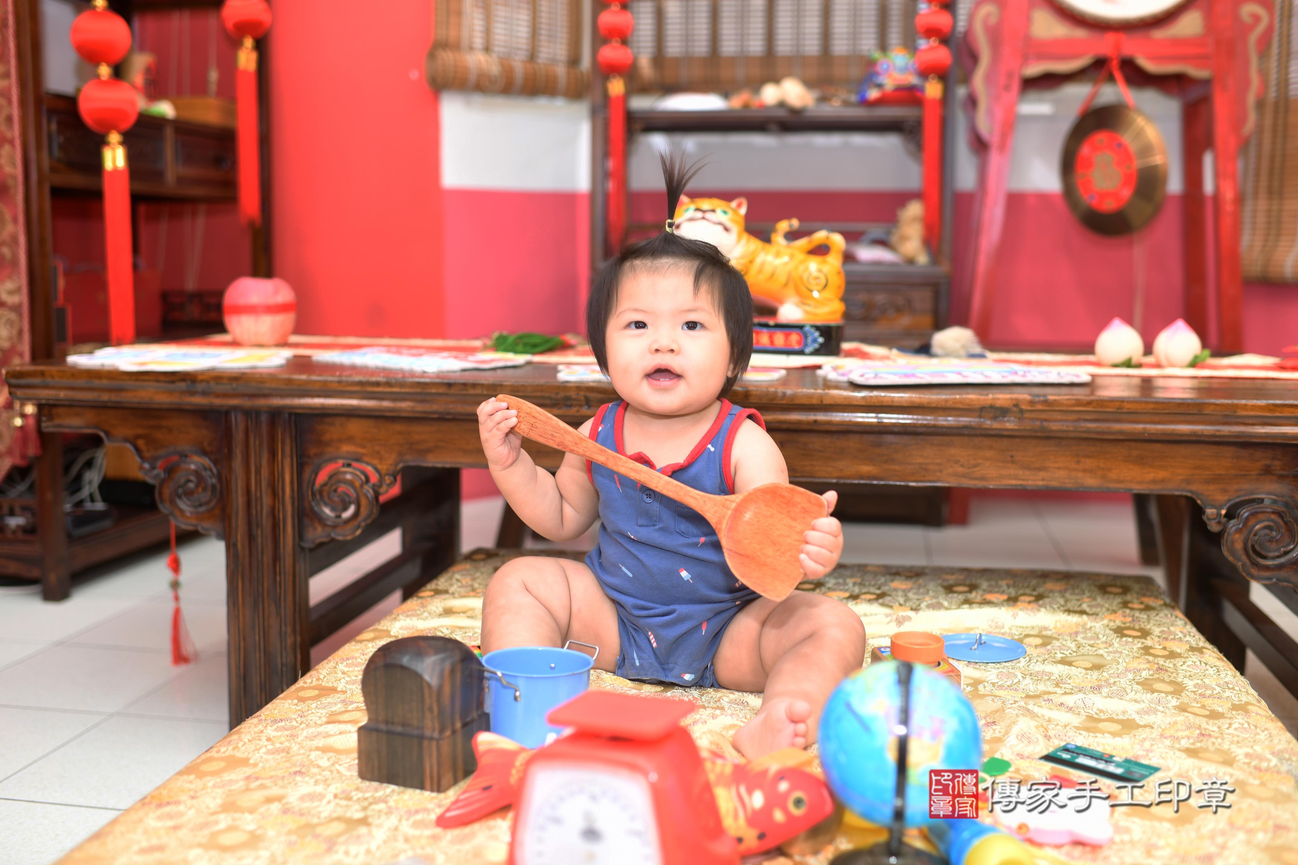 傳家手工印章高雄店、抓周、度脺、中國風會場、傳家嬰兒古禮、吉祥話、抓周道具物品24種、拍照。抓周證書。寶寶抓周、滿周歲、生日快樂、祝福 傳家手工印章高雄店、抓周、度脺、中國風會場、傳家嬰兒古禮、吉祥話、抓周道具物品24種、拍照。抓周證書。寶寶抓周、滿周歲、生日快樂、祝福