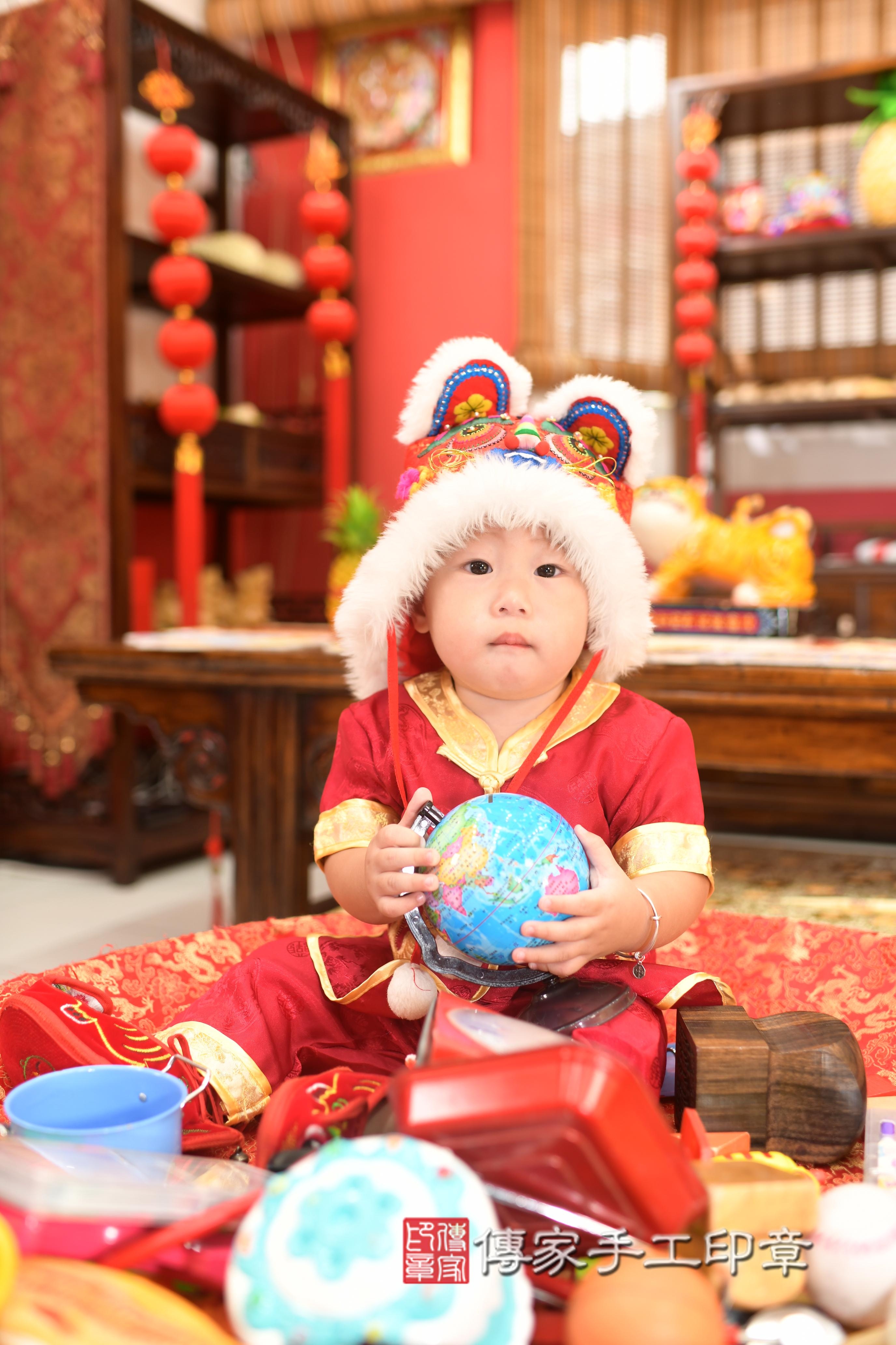 傳家手工印章高雄店、抓周、度脺、中國風會場、傳家嬰兒古禮、吉祥話、抓周道具物品24種、拍照。抓周證書。寶寶抓周、滿周歲、生日快樂、祝福 傳家手工印章高雄店、抓周、度脺、中國風會場、傳家嬰兒古禮、吉祥話、抓周道具物品24種、拍照。抓周證書。寶寶抓周、滿周歲、生日快樂、祝福