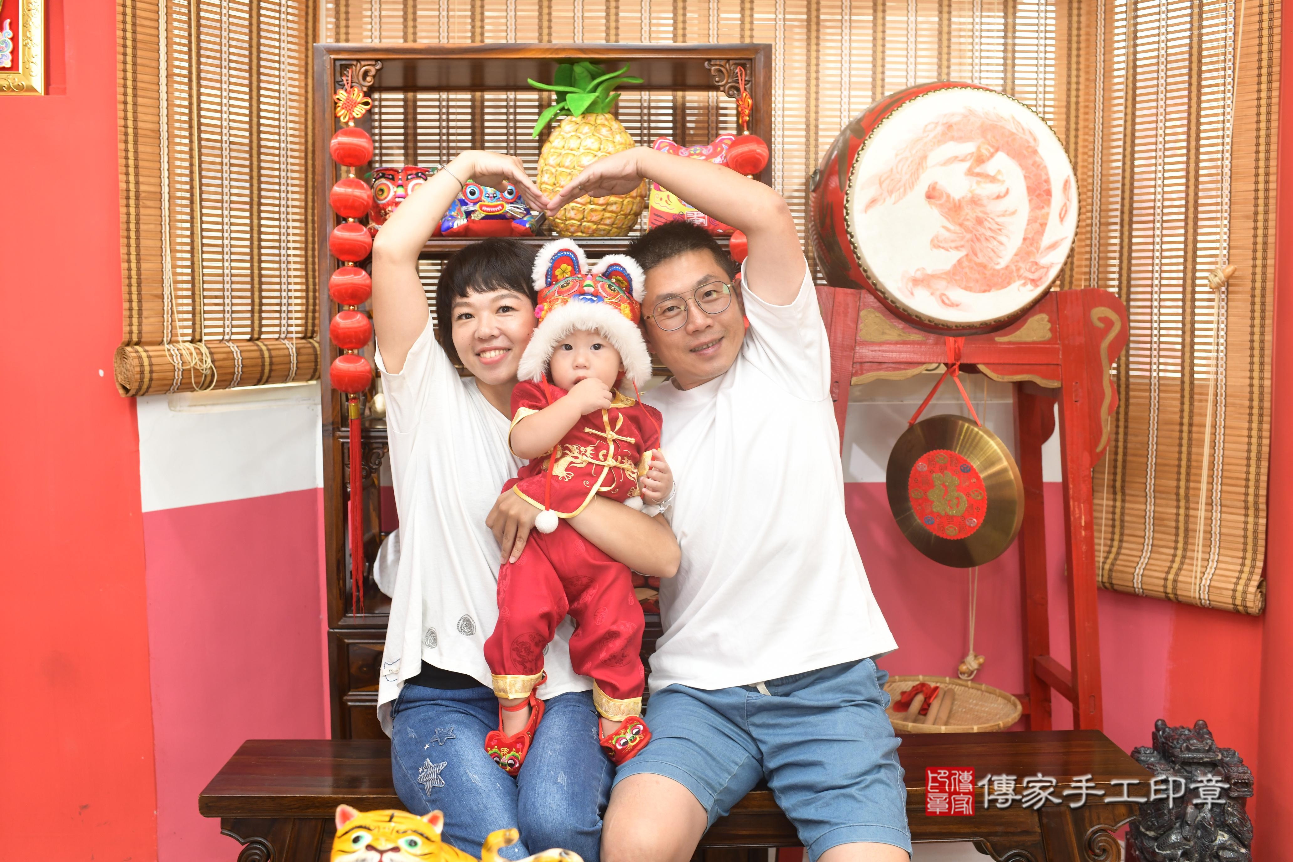 傳家手工印章高雄店、抓周、度脺、中國風會場、傳家嬰兒古禮、吉祥話、抓周道具物品24種、拍照。抓周證書。寶寶抓周、滿周歲、生日快樂、祝福