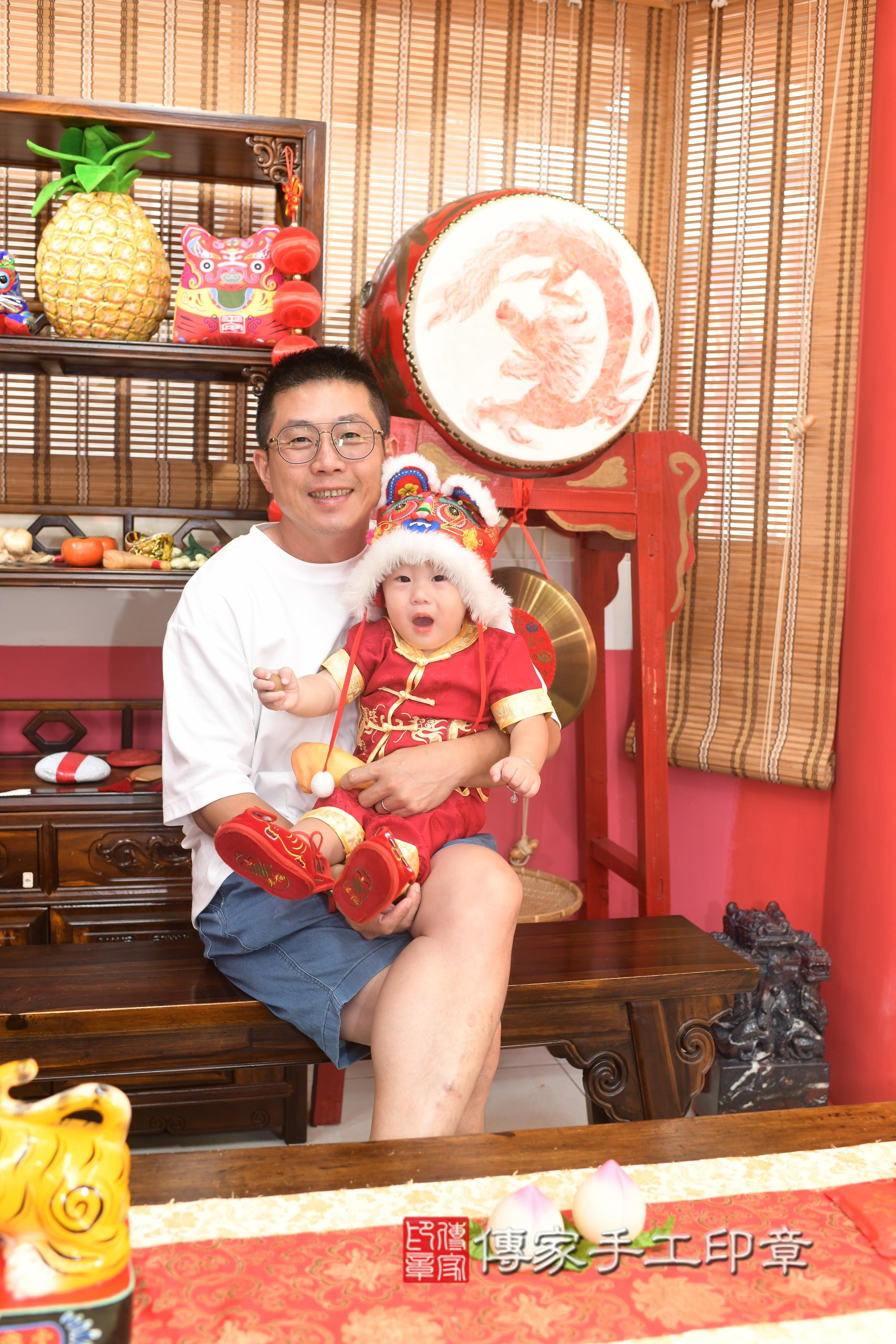 傳家手工印章高雄店、抓周、度脺、中國風會場、傳家嬰兒古禮、吉祥話、抓周道具物品24種、拍照。抓周證書。寶寶抓周、滿周歲、生日快樂、祝福 傳家手工印章高雄店、抓周、度脺、中國風會場、傳家嬰兒古禮、吉祥話、抓周道具物品24種、拍照。抓周證書。寶寶抓周、滿周歲、生日快樂、祝福