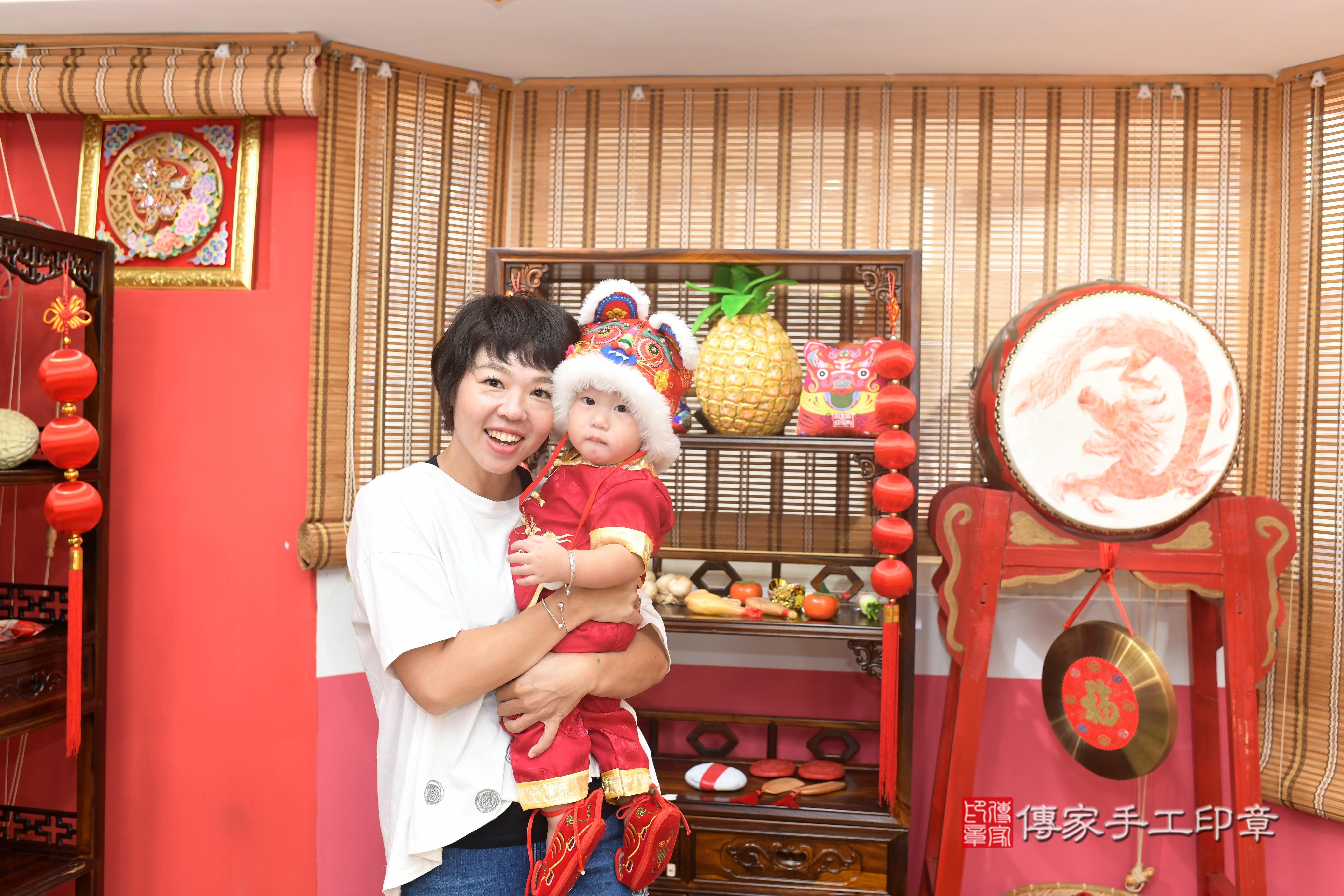 傳家手工印章高雄店、抓周、度脺、中國風會場、傳家嬰兒古禮、吉祥話、抓周道具物品24種、拍照。抓周證書。寶寶抓周、滿周歲、生日快樂、祝福 傳家手工印章高雄店、抓周、度脺、中國風會場、傳家嬰兒古禮、吉祥話、抓周道具物品24種、拍照。抓周證書。寶寶抓周、滿周歲、生日快樂、祝福