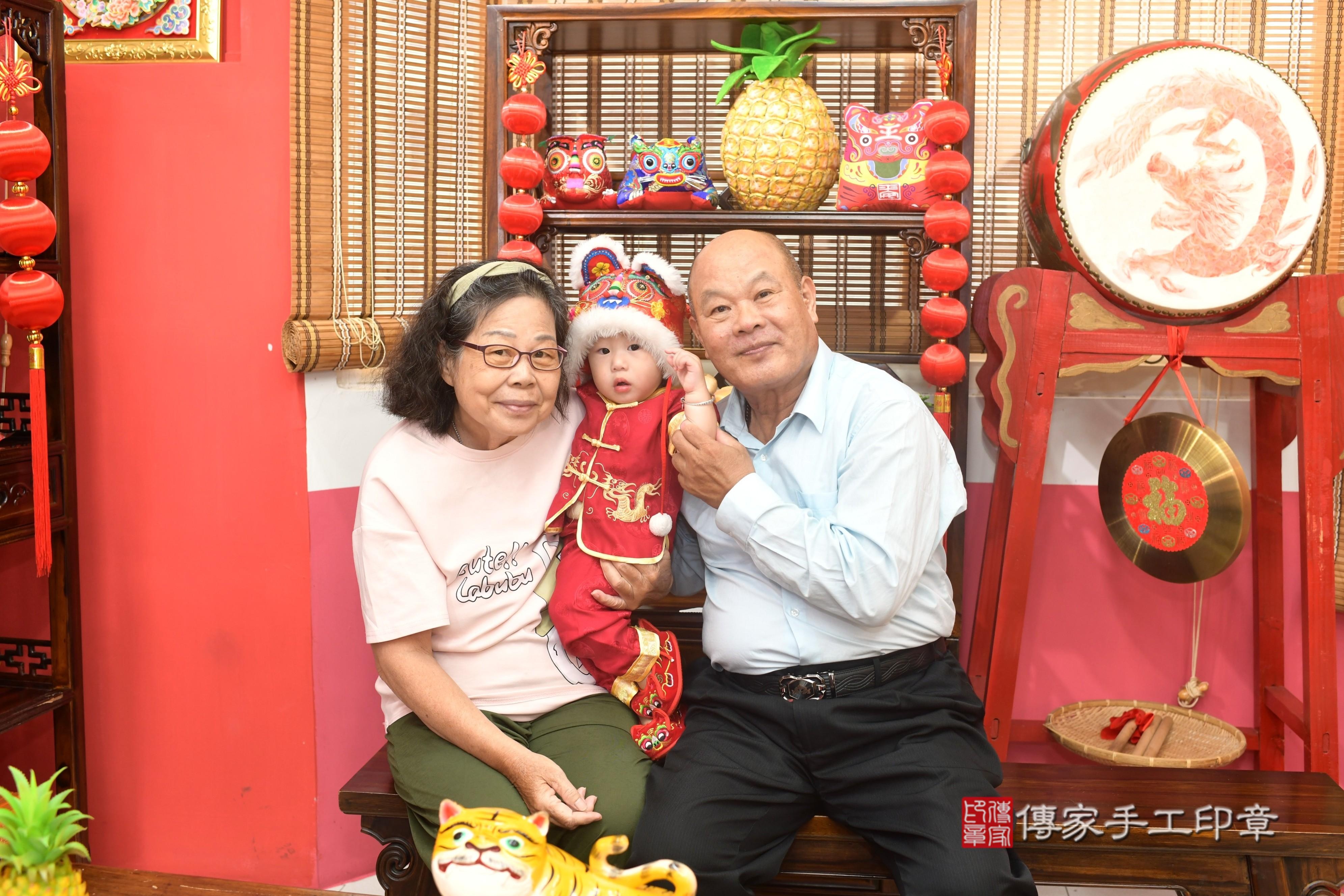 傳家手工印章高雄店、抓周、度脺、中國風會場、傳家嬰兒古禮、吉祥話、抓周道具物品24種、拍照。抓周證書。寶寶抓周、滿周歲、生日快樂、祝福 傳家手工印章高雄店、抓周、度脺、中國風會場、傳家嬰兒古禮、吉祥話、抓周道具物品24種、拍照。抓周證書。寶寶抓周、滿周歲、生日快樂、祝福