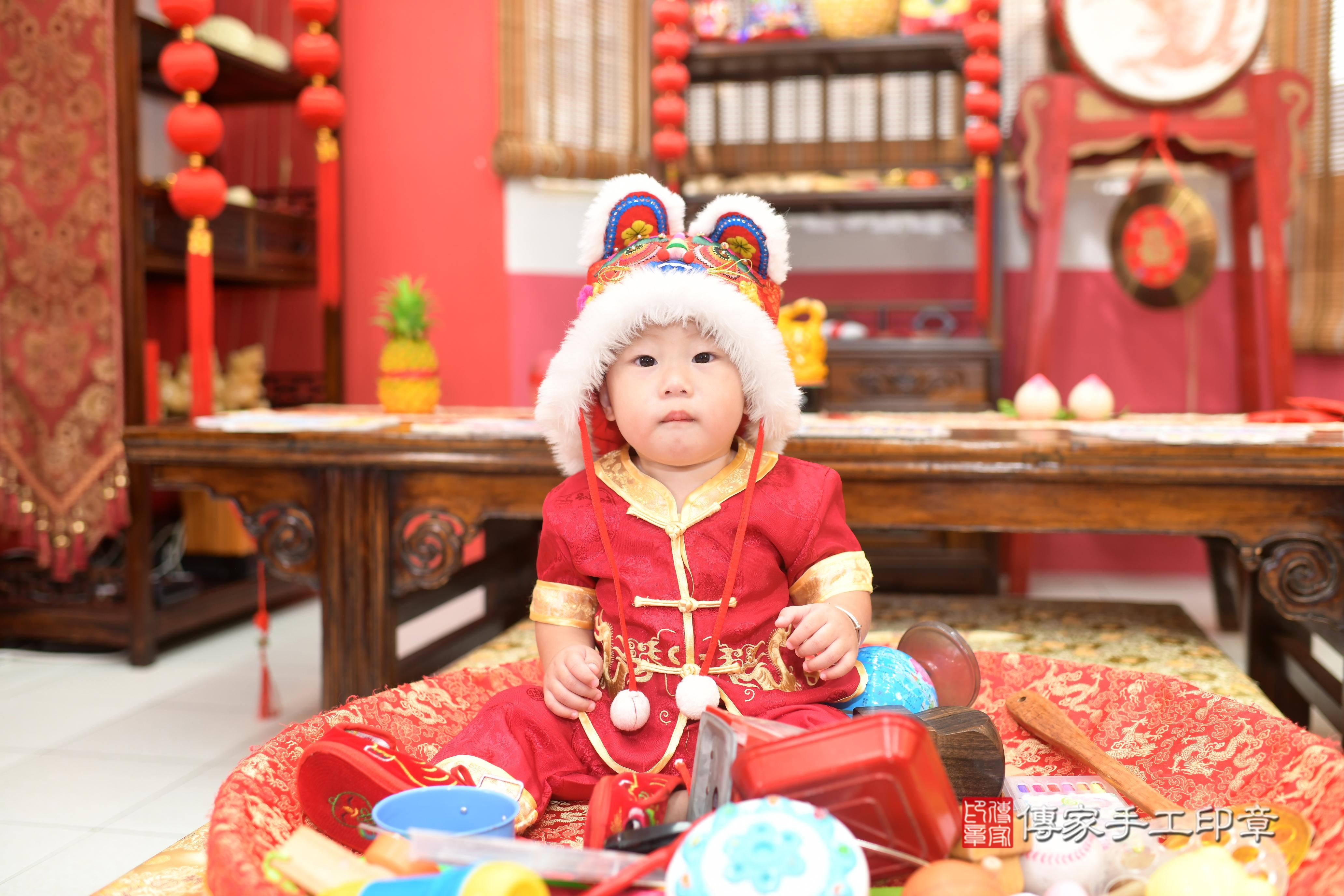 傳家手工印章高雄店、抓周、度脺、中國風會場、傳家嬰兒古禮、吉祥話、抓周道具物品24種、拍照。抓周證書。寶寶抓周、滿周歲、生日快樂、祝福 傳家手工印章高雄店、抓周、度脺、中國風會場、傳家嬰兒古禮、吉祥話、抓周道具物品24種、拍照。抓周證書。寶寶抓周、滿周歲、生日快樂、祝福