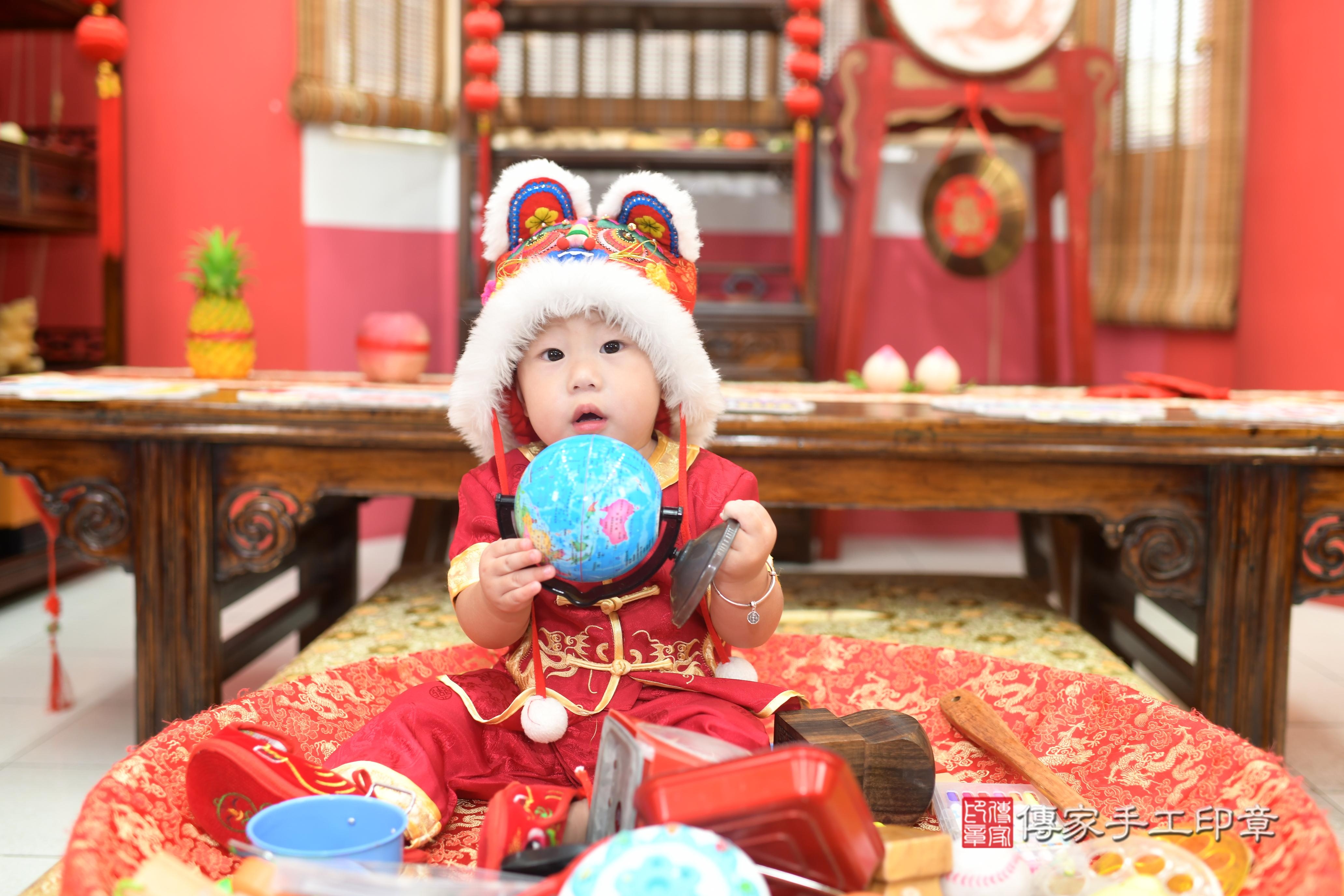 傳家手工印章高雄店、抓周、度脺、中國風會場、傳家嬰兒古禮、吉祥話、抓周道具物品24種、拍照。抓周證書。寶寶抓周、滿周歲、生日快樂、祝福 傳家手工印章高雄店、抓周、度脺、中國風會場、傳家嬰兒古禮、吉祥話、抓周道具物品24種、拍照。抓周證書。寶寶抓周、滿周歲、生日快樂、祝福