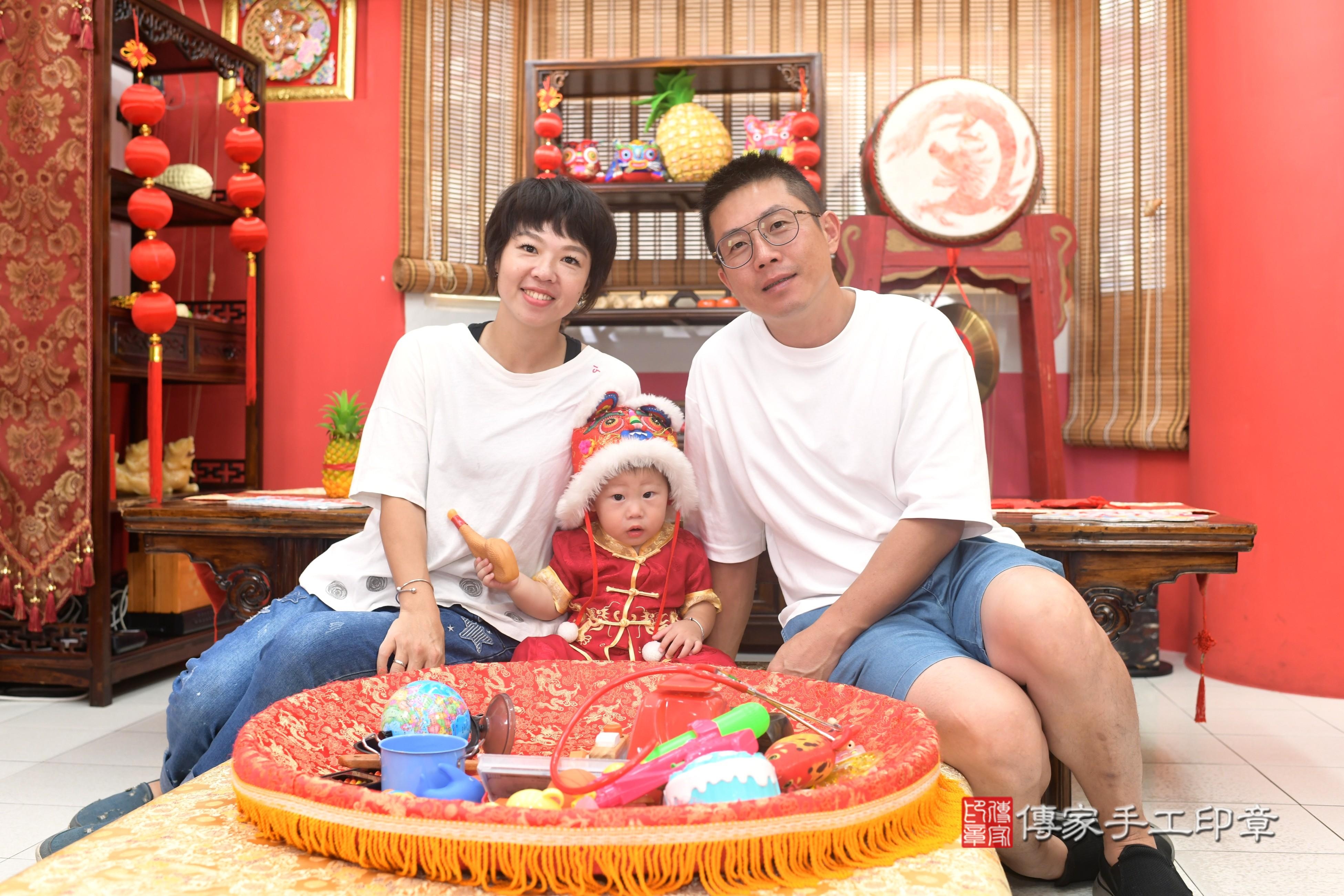 傳家手工印章高雄店、抓周、度脺、中國風會場、傳家嬰兒古禮、吉祥話、抓周道具物品24種、拍照。抓周證書。寶寶抓周、滿周歲、生日快樂、祝福 傳家手工印章高雄店、抓周、度脺、中國風會場、傳家嬰兒古禮、吉祥話、抓周道具物品24種、拍照。抓周證書。寶寶抓周、滿周歲、生日快樂、祝福