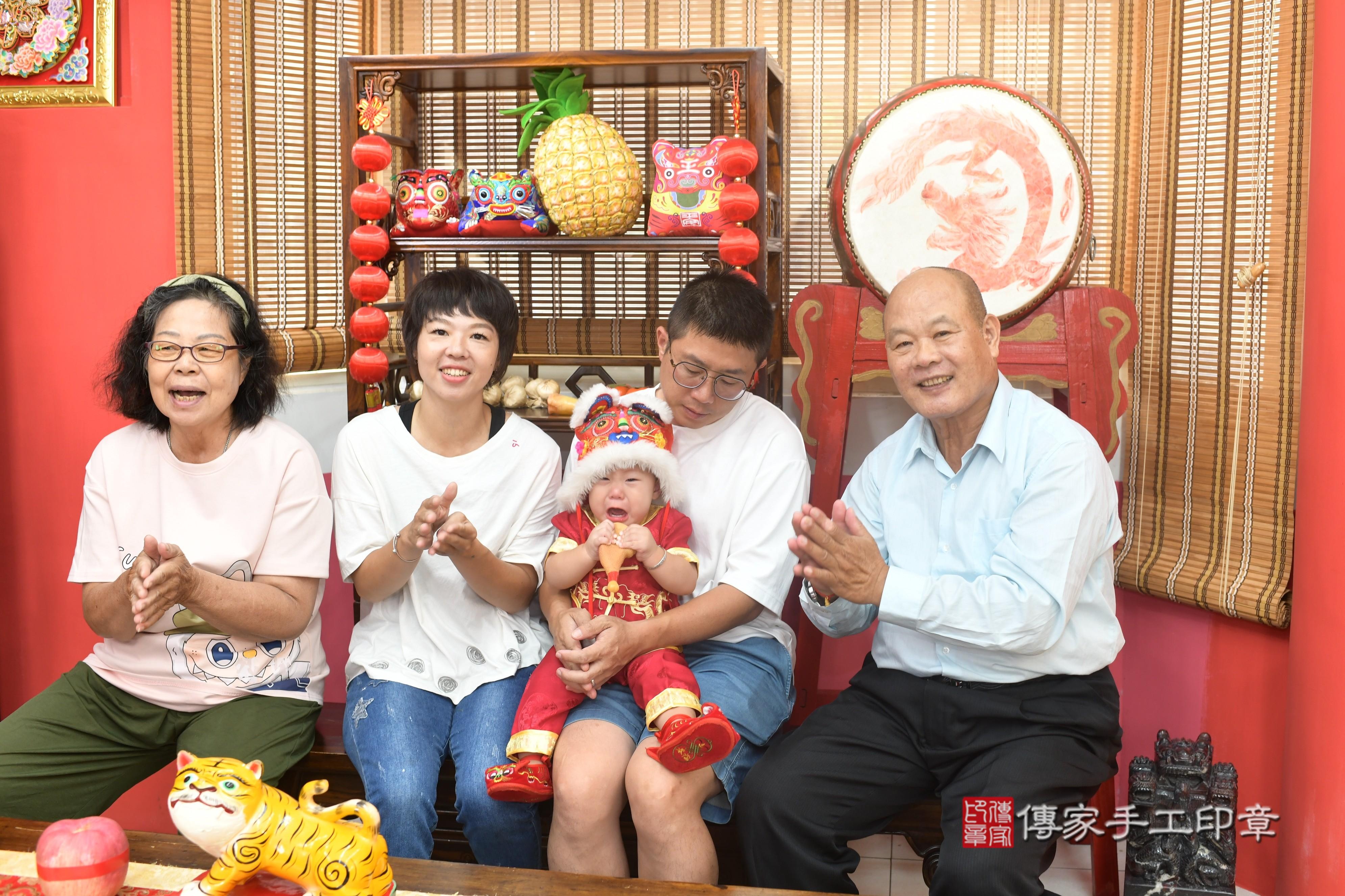 傳家手工印章高雄店、抓周、度脺、中國風會場、傳家嬰兒古禮、吉祥話、抓周道具物品24種、拍照。抓周證書。寶寶抓周、滿周歲、生日快樂、祝福 傳家手工印章高雄店、抓周、度脺、中國風會場、傳家嬰兒古禮、吉祥話、抓周道具物品24種、拍照。抓周證書。寶寶抓周、滿周歲、生日快樂、祝福