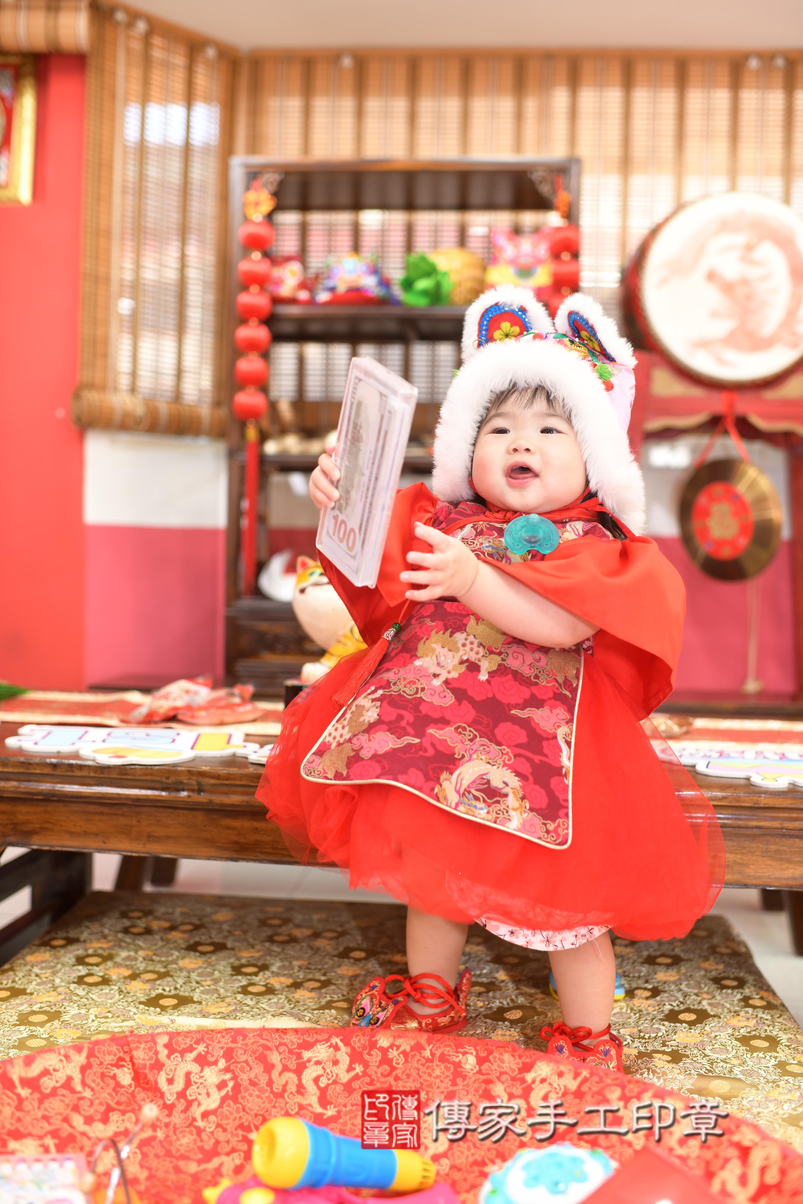 傳家手工印章高雄店、抓周、度脺、中國風會場、傳家嬰兒古禮、吉祥話、抓周道具物品24種、拍照。抓周證書。寶寶抓周、滿周歲、生日快樂、祝福 傳家手工印章高雄店、抓周、度脺、中國風會場、傳家嬰兒古禮、吉祥話、抓周道具物品24種、拍照。抓周證書。寶寶抓周、滿周歲、生日快樂、祝福