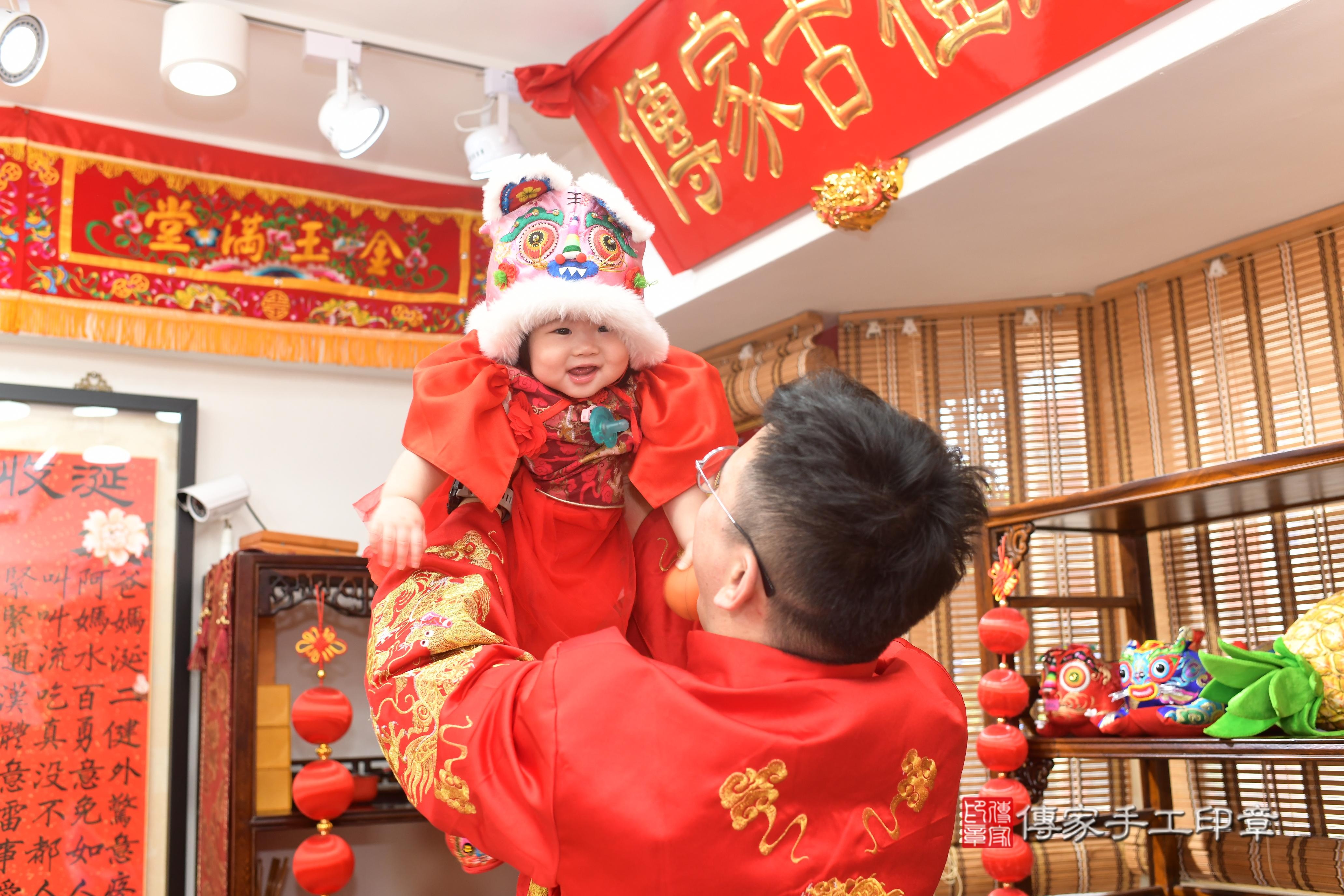 傳家手工印章高雄店、抓周、度脺、中國風會場、傳家嬰兒古禮、吉祥話、抓周道具物品24種、拍照。抓周證書。寶寶抓周、滿周歲、生日快樂、祝福 傳家手工印章高雄店、抓周、度脺、中國風會場、傳家嬰兒古禮、吉祥話、抓周道具物品24種、拍照。抓周證書。寶寶抓周、滿周歲、生日快樂、祝福