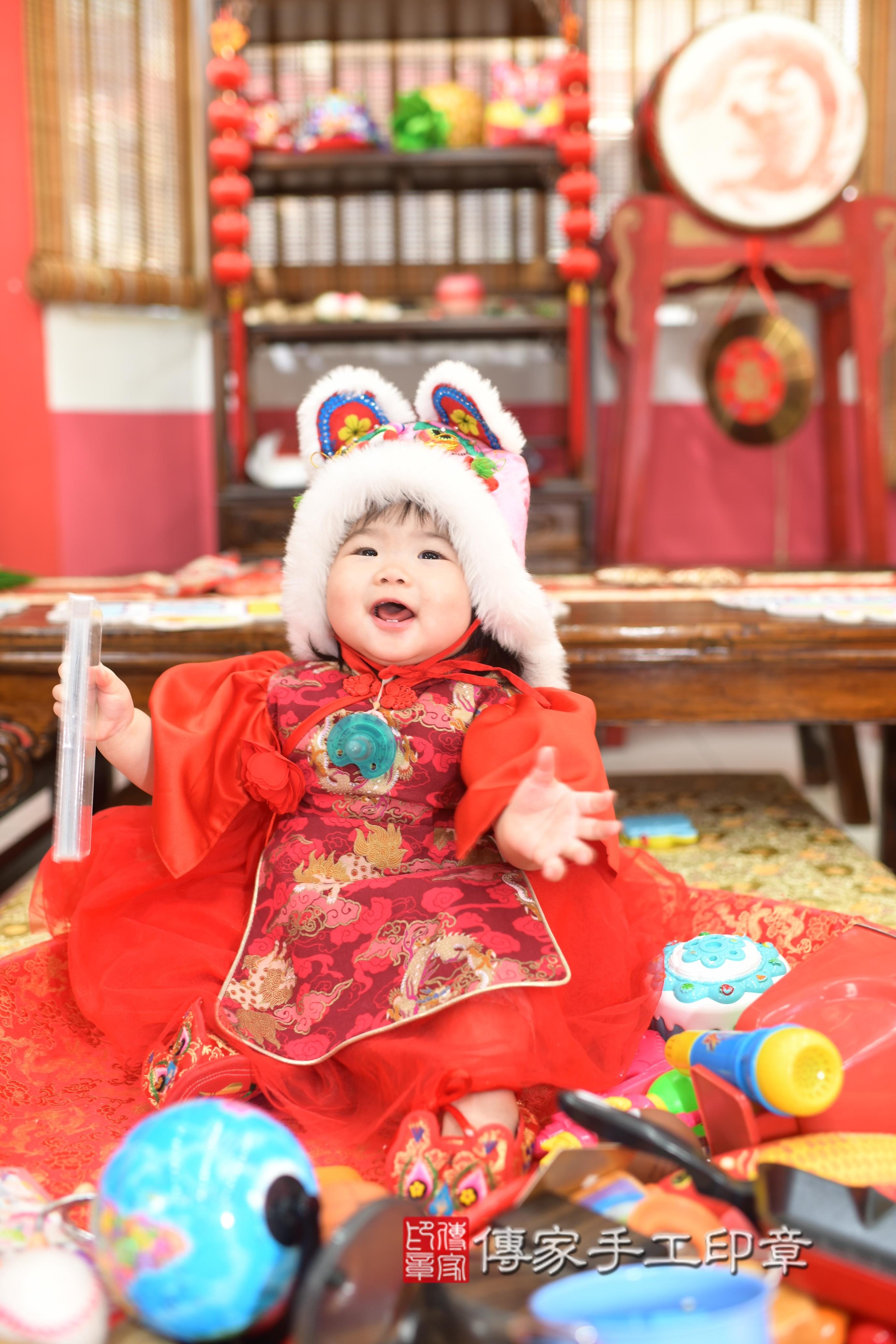 傳家手工印章高雄店、抓周、度脺、中國風會場、傳家嬰兒古禮、吉祥話、抓周道具物品24種、拍照。抓周證書。寶寶抓周、滿周歲、生日快樂、祝福 傳家手工印章高雄店、抓周、度脺、中國風會場、傳家嬰兒古禮、吉祥話、抓周道具物品24種、拍照。抓周證書。寶寶抓周、滿周歲、生日快樂、祝福