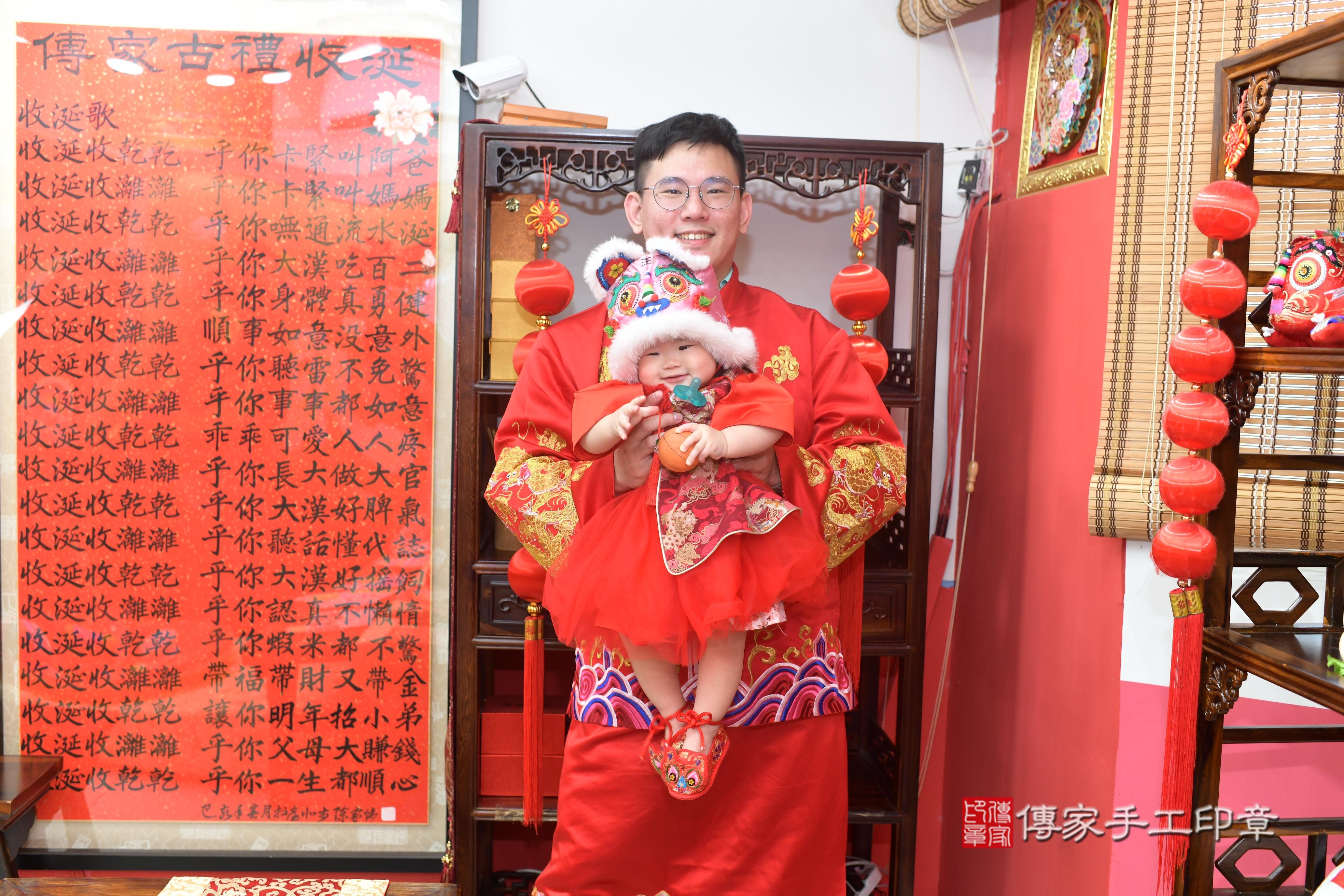 傳家手工印章高雄店、抓周、度脺、中國風會場、傳家嬰兒古禮、吉祥話、抓周道具物品24種、拍照。抓周證書。寶寶抓周、滿周歲、生日快樂、祝福 傳家手工印章高雄店、抓周、度脺、中國風會場、傳家嬰兒古禮、吉祥話、抓周道具物品24種、拍照。抓周證書。寶寶抓周、滿周歲、生日快樂、祝福