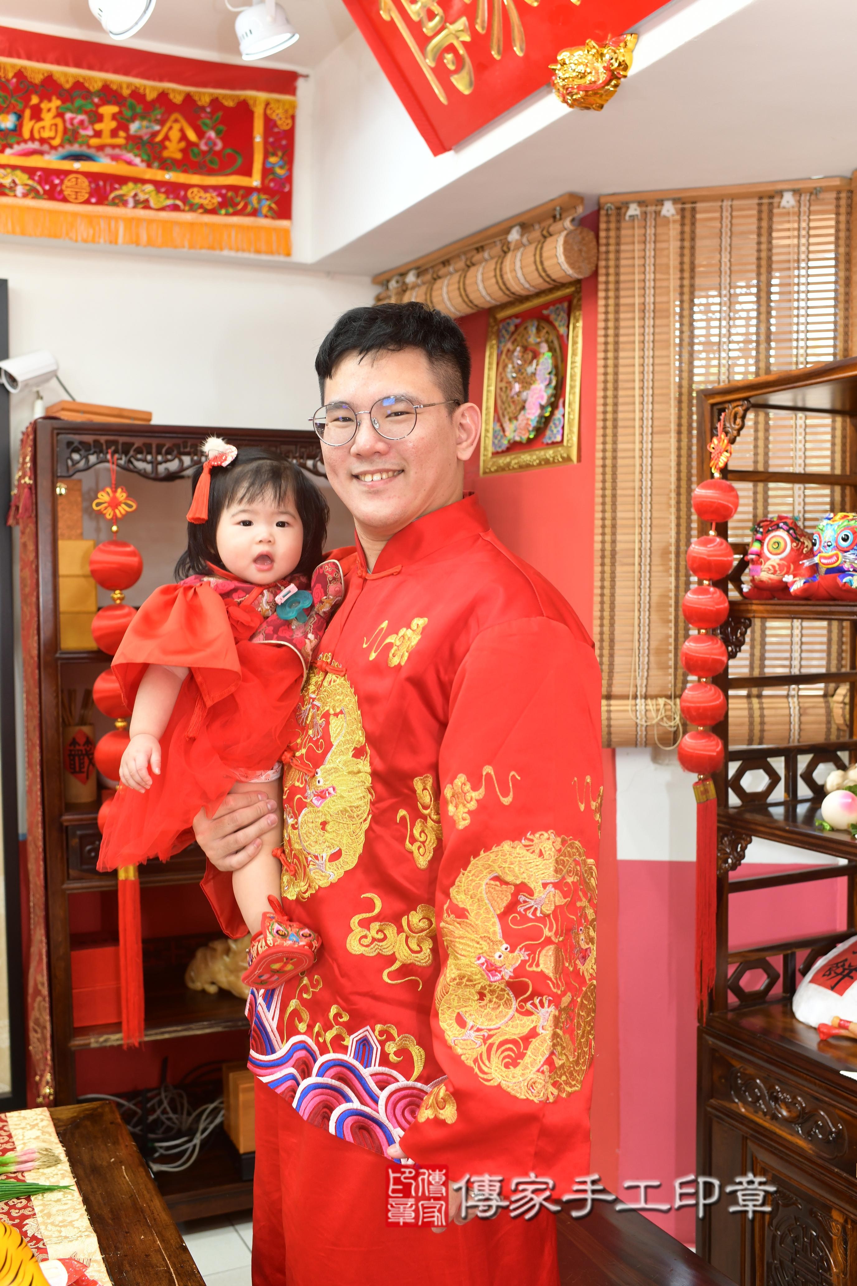 傳家手工印章高雄店、抓周、度脺、中國風會場、傳家嬰兒古禮、吉祥話、抓周道具物品24種、拍照。抓周證書。寶寶抓周、滿周歲、生日快樂、祝福 傳家手工印章高雄店、抓周、度脺、中國風會場、傳家嬰兒古禮、吉祥話、抓周道具物品24種、拍照。抓周證書。寶寶抓周、滿周歲、生日快樂、祝福