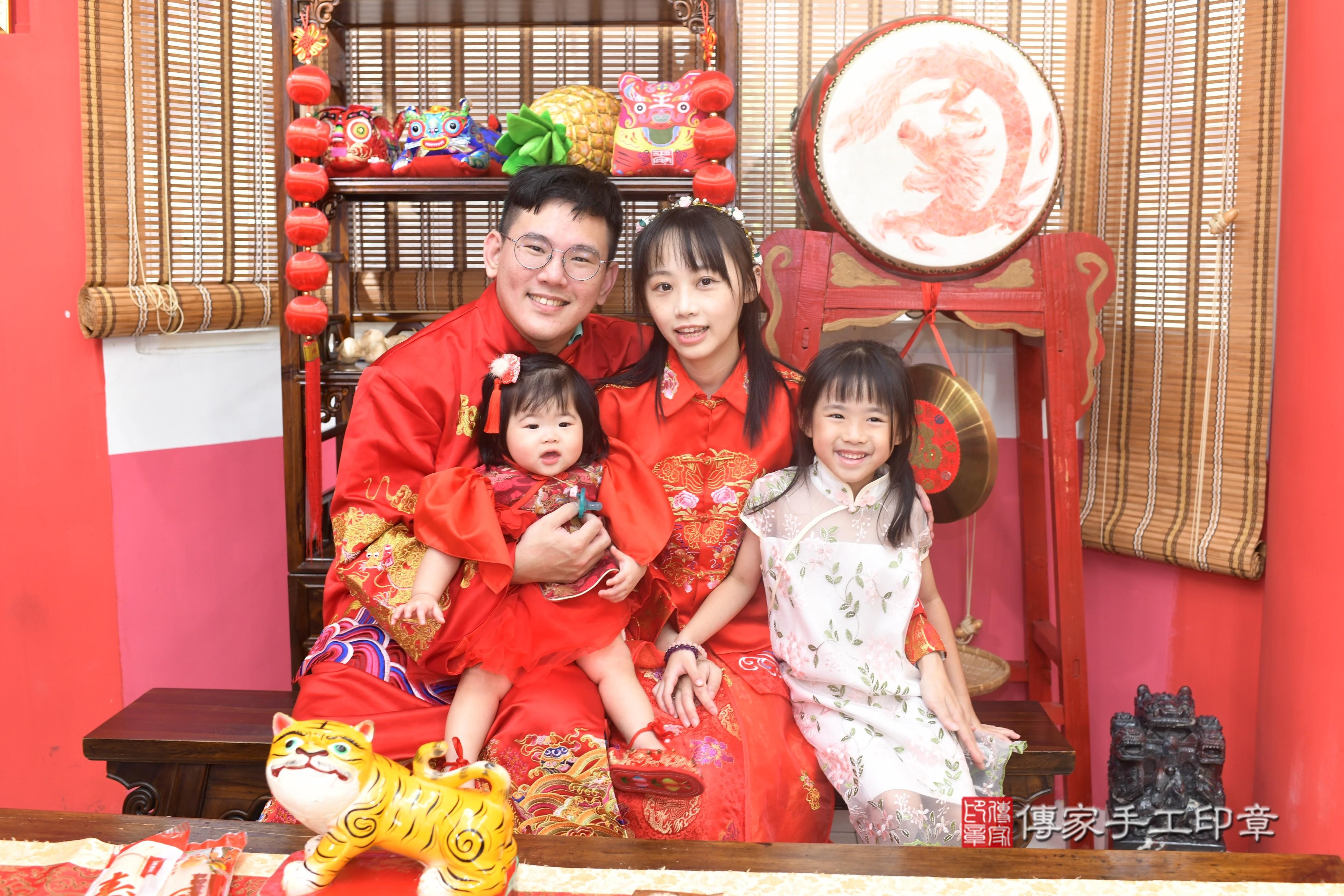 傳家手工印章高雄店、抓周、度脺、中國風會場、傳家嬰兒古禮、吉祥話、抓周道具物品24種、拍照。抓周證書。寶寶抓周、滿周歲、生日快樂、祝福 傳家手工印章高雄店、抓周、度脺、中國風會場、傳家嬰兒古禮、吉祥話、抓周道具物品24種、拍照。抓周證書。寶寶抓周、滿周歲、生日快樂、祝福