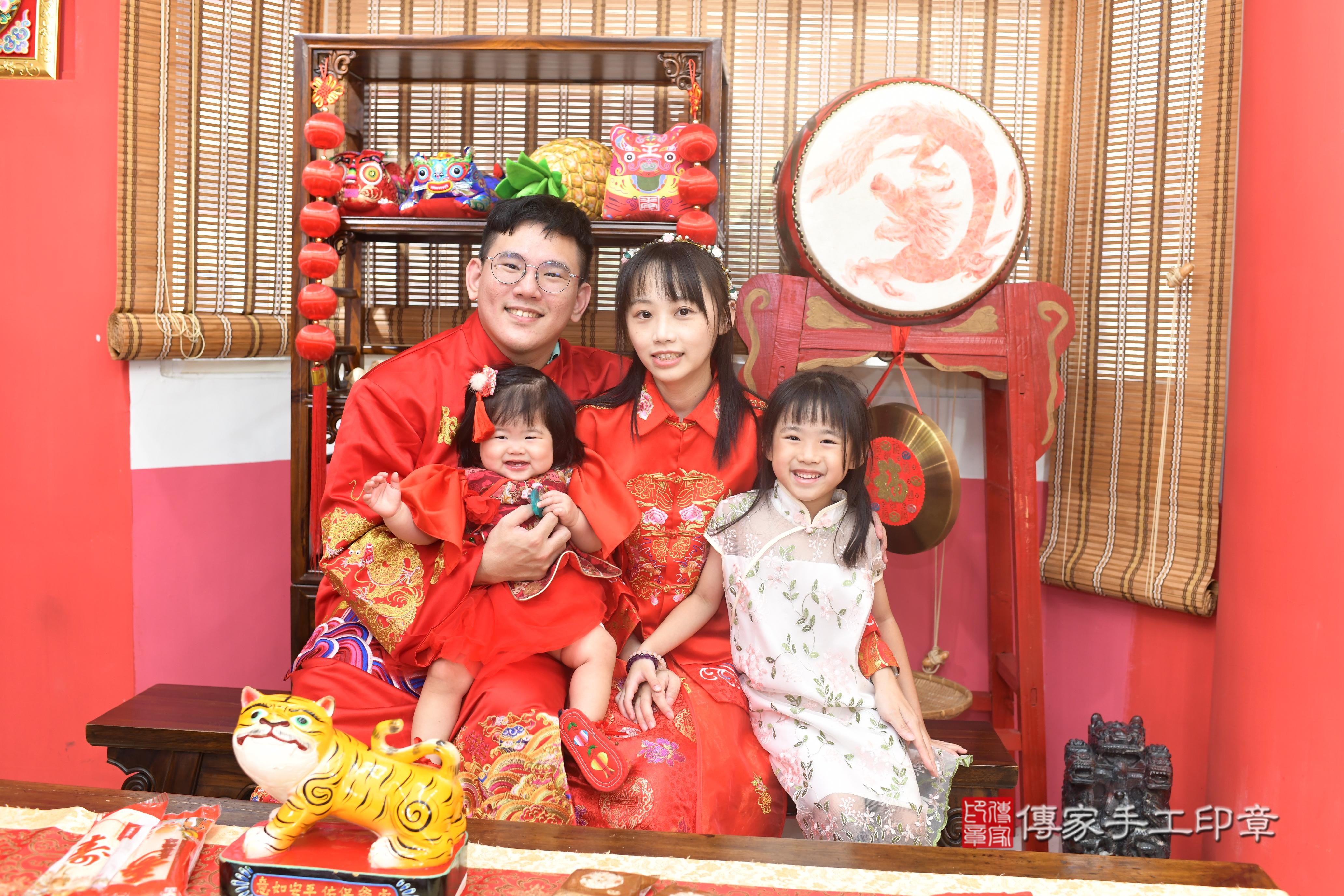 傳家手工印章高雄店、抓周、度脺、中國風會場、傳家嬰兒古禮、吉祥話、抓周道具物品24種、拍照。抓周證書。寶寶抓周、滿周歲、生日快樂、祝福 傳家手工印章高雄店、抓周、度脺、中國風會場、傳家嬰兒古禮、吉祥話、抓周道具物品24種、拍照。抓周證書。寶寶抓周、滿周歲、生日快樂、祝福