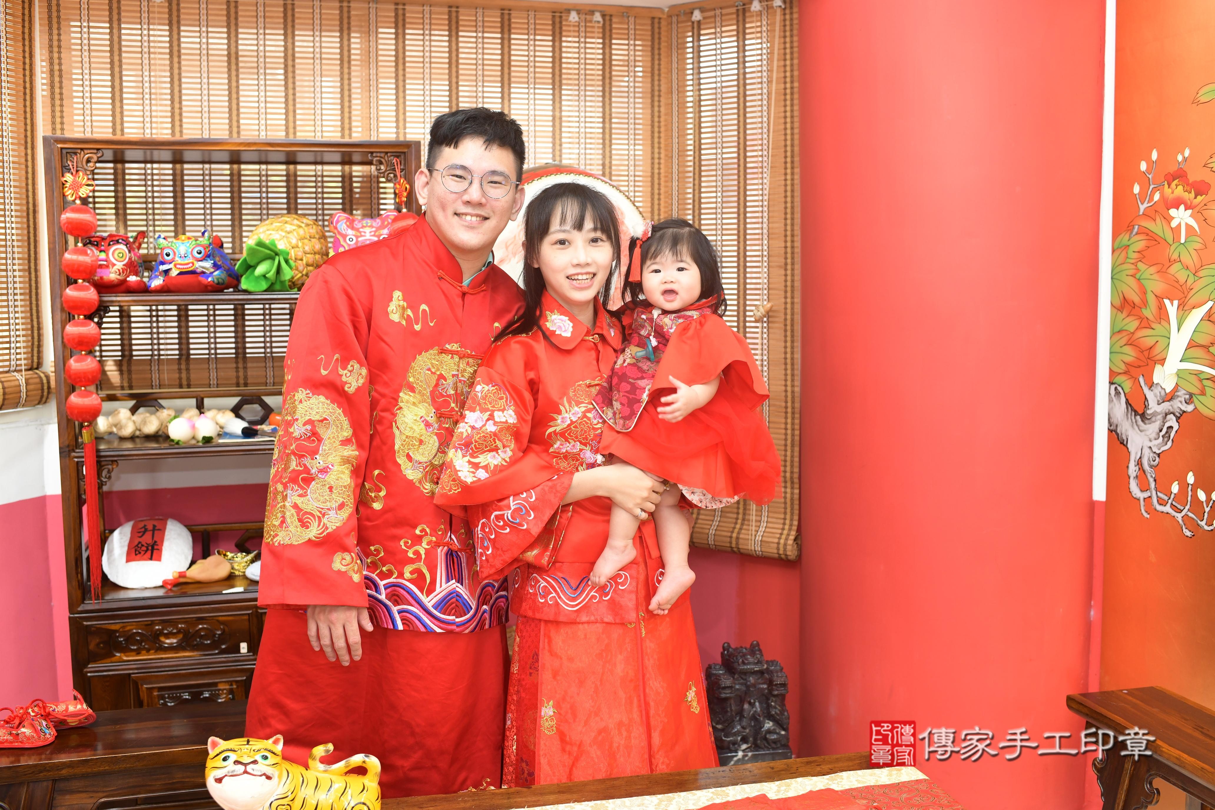 傳家手工印章高雄店、抓周、度脺、中國風會場、傳家嬰兒古禮、吉祥話、抓周道具物品24種、拍照。抓周證書。寶寶抓周、滿周歲、生日快樂、祝福 傳家手工印章高雄店、抓周、度脺、中國風會場、傳家嬰兒古禮、吉祥話、抓周道具物品24種、拍照。抓周證書。寶寶抓周、滿周歲、生日快樂、祝福