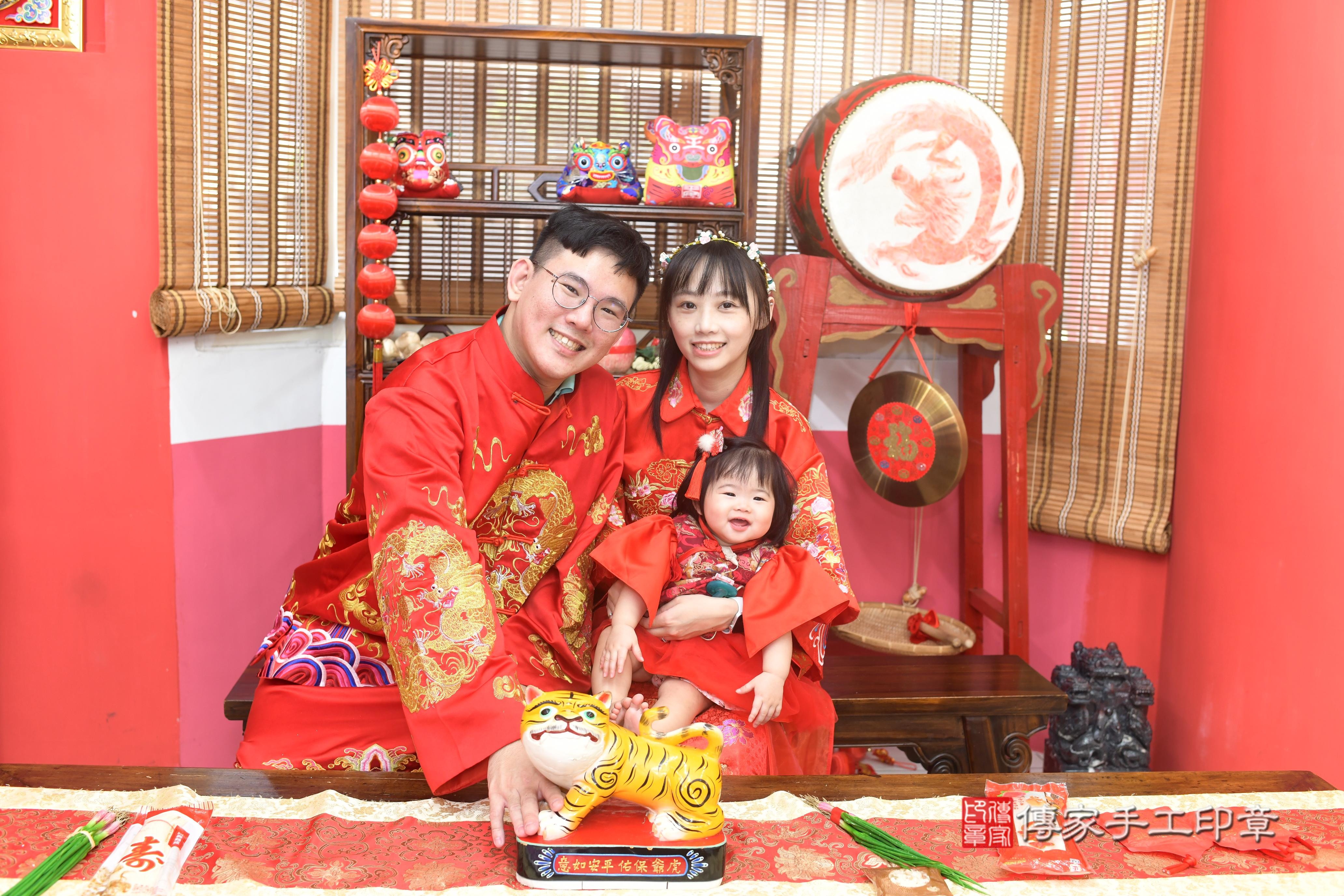 傳家手工印章高雄店、抓周、度脺、中國風會場、傳家嬰兒古禮、吉祥話、抓周道具物品24種、拍照。抓周證書。寶寶抓周、滿周歲、生日快樂、祝福 傳家手工印章高雄店、抓周、度脺、中國風會場、傳家嬰兒古禮、吉祥話、抓周道具物品24種、拍照。抓周證書。寶寶抓周、滿周歲、生日快樂、祝福