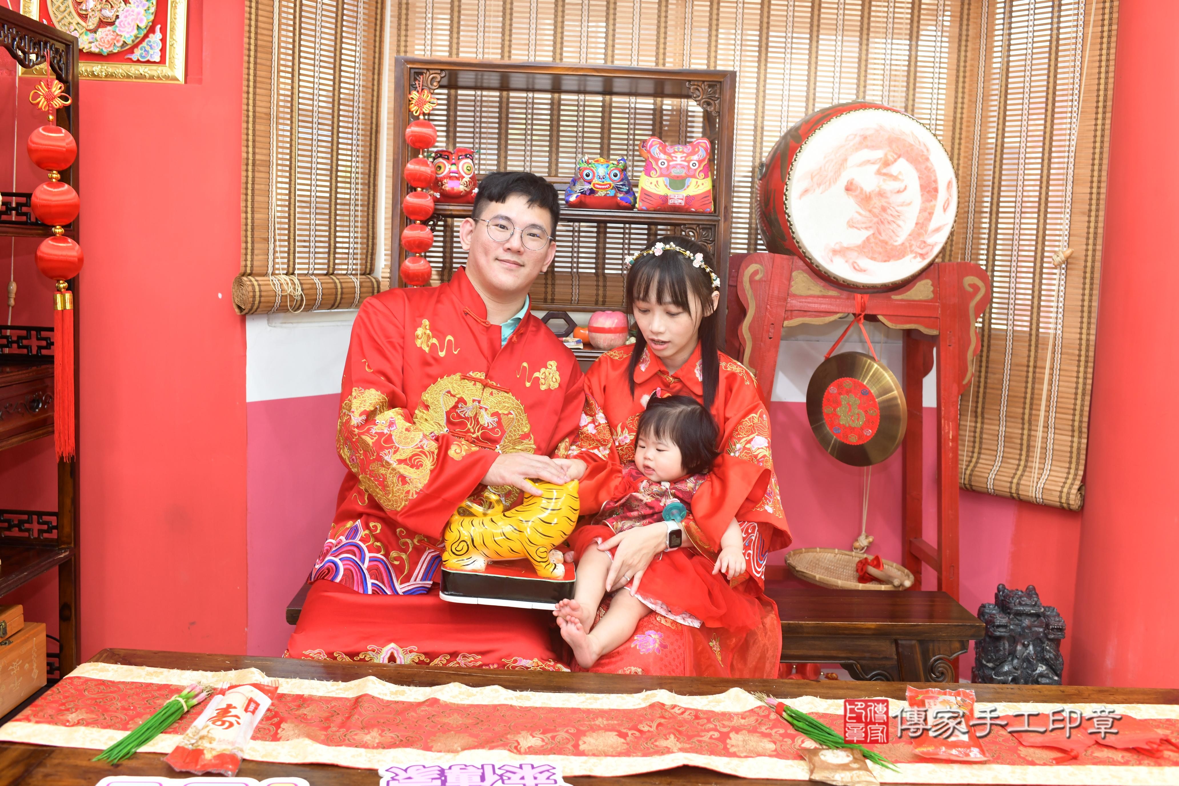 傳家手工印章高雄店、抓周、度脺、中國風會場、傳家嬰兒古禮、吉祥話、抓周道具物品24種、拍照。抓周證書。寶寶抓周、滿周歲、生日快樂、祝福 傳家手工印章高雄店、抓周、度脺、中國風會場、傳家嬰兒古禮、吉祥話、抓周道具物品24種、拍照。抓周證書。寶寶抓周、滿周歲、生日快樂、祝福