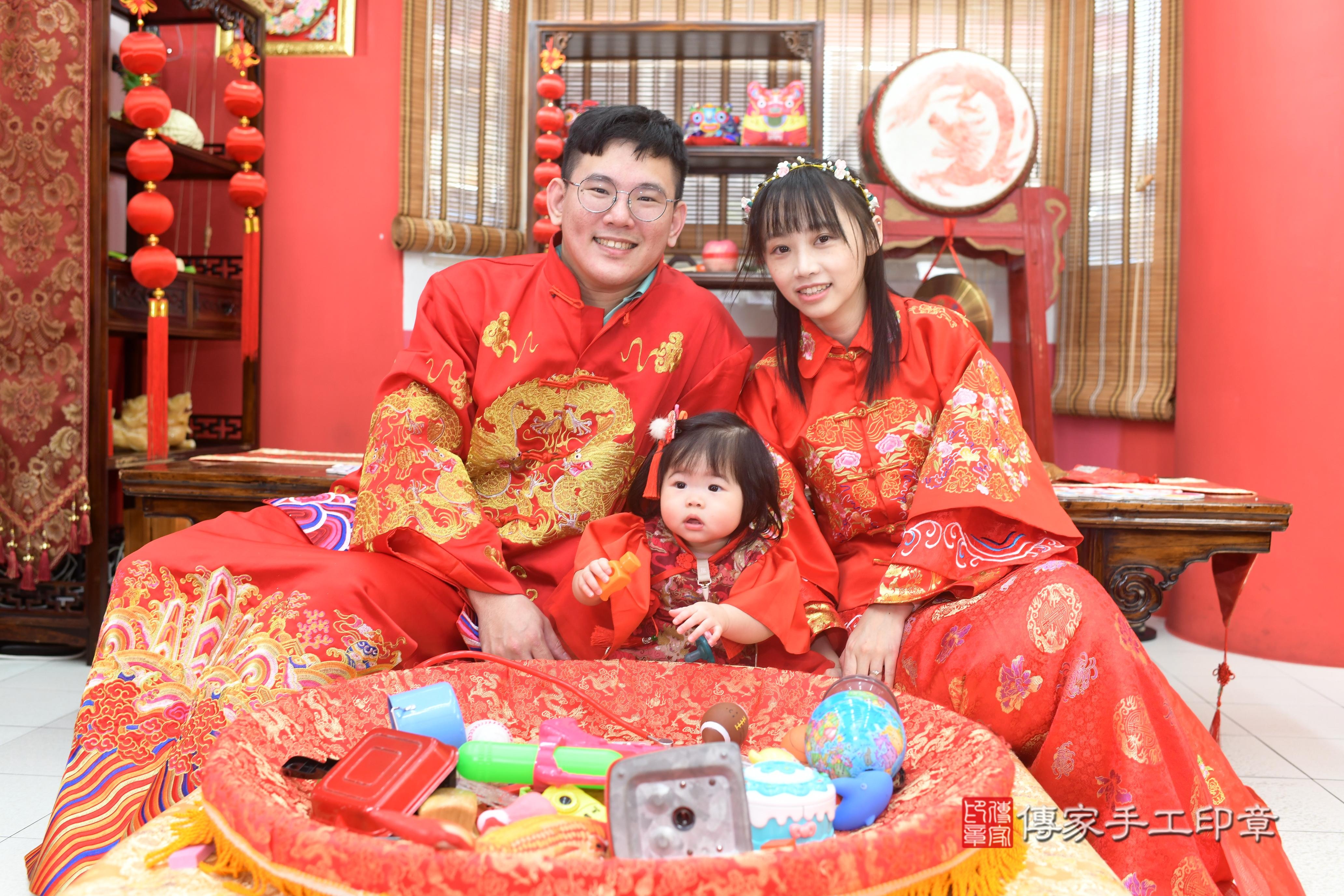 傳家手工印章高雄店、抓周、度脺、中國風會場、傳家嬰兒古禮、吉祥話、抓周道具物品24種、拍照。抓周證書。寶寶抓周、滿周歲、生日快樂、祝福 傳家手工印章高雄店、抓周、度脺、中國風會場、傳家嬰兒古禮、吉祥話、抓周道具物品24種、拍照。抓周證書。寶寶抓周、滿周歲、生日快樂、祝福