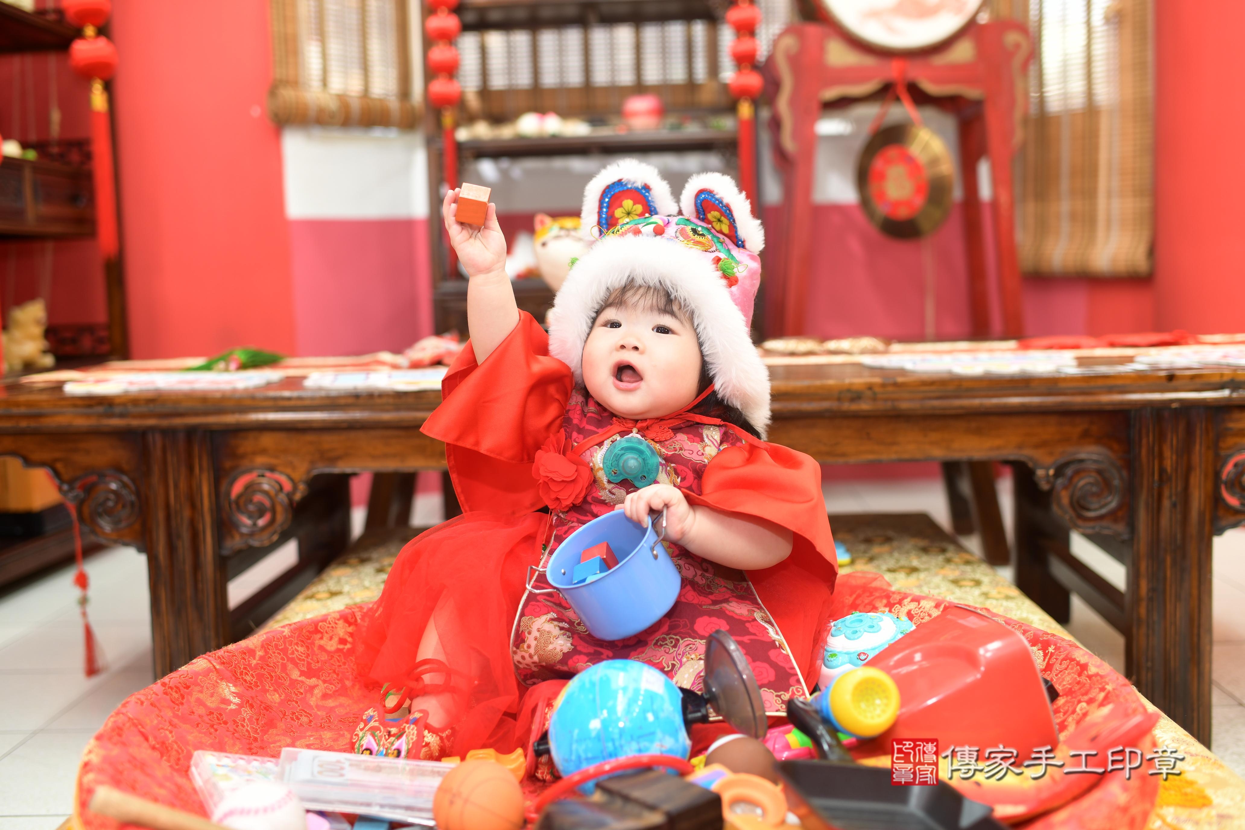 傳家手工印章高雄店、抓周、度脺、中國風會場、傳家嬰兒古禮、吉祥話、抓周道具物品24種、拍照。抓周證書。寶寶抓周、滿周歲、生日快樂、祝福 傳家手工印章高雄店、抓周、度脺、中國風會場、傳家嬰兒古禮、吉祥話、抓周道具物品24種、拍照。抓周證書。寶寶抓周、滿周歲、生日快樂、祝福