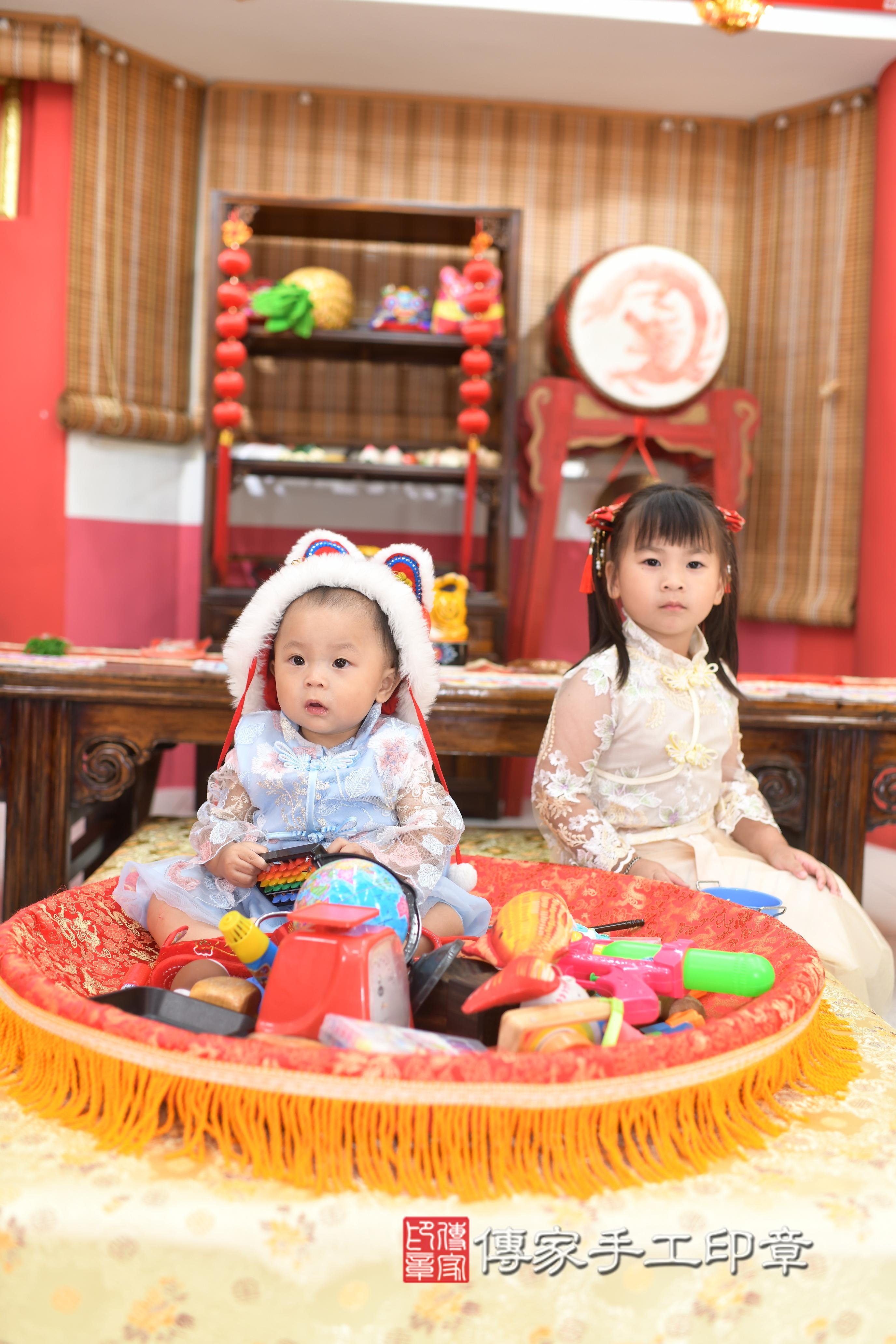 傳家手工印章高雄店、抓周、度脺、中國風會場、傳家嬰兒古禮、吉祥話、抓周道具物品24種、拍照。抓周證書。寶寶抓周、滿周歲、生日快樂、祝福 傳家手工印章高雄店、抓周、度脺、中國風會場、傳家嬰兒古禮、吉祥話、抓周道具物品24種、拍照。抓周證書。寶寶抓周、滿周歲、生日快樂、祝福