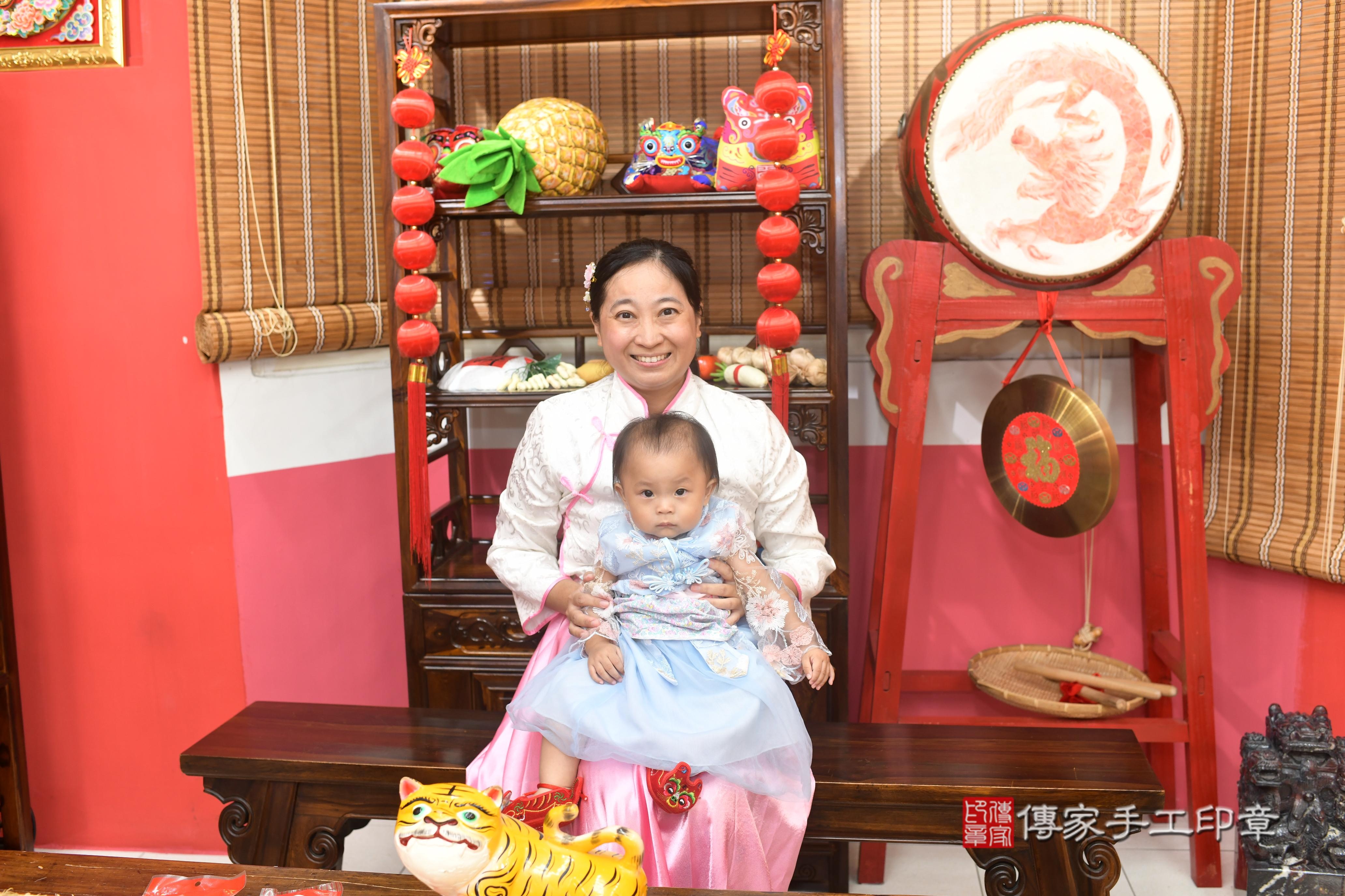 傳家手工印章高雄店、抓周、度脺、中國風會場、傳家嬰兒古禮、吉祥話、抓周道具物品24種、拍照。抓周證書。寶寶抓周、滿周歲、生日快樂、祝福 傳家手工印章高雄店、抓周、度脺、中國風會場、傳家嬰兒古禮、吉祥話、抓周道具物品24種、拍照。抓周證書。寶寶抓周、滿周歲、生日快樂、祝福